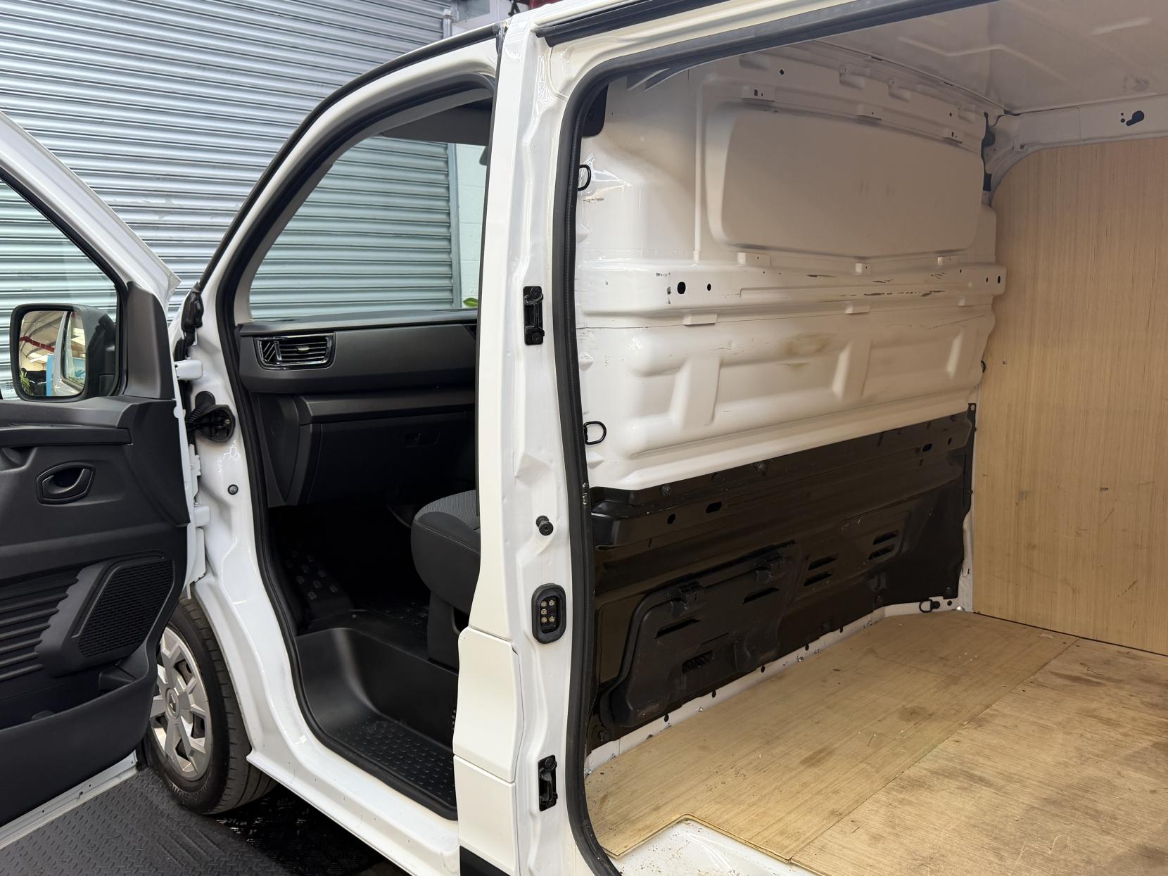 2023 Renault Trafic 2.0 dCi Blue LL30 Advance Panel Van 5dr Diesel Manual L2 H1 Euro 6 (s/s) (130 ps) - Thumbnail 11