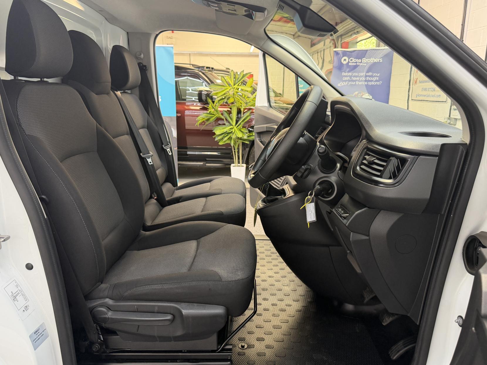 2023 Renault Trafic 2.0 dCi Blue LL30 Advance Panel Van 5dr Diesel Manual L2 H1 Euro 6 (s/s) (130 ps) - Thumbnail 9