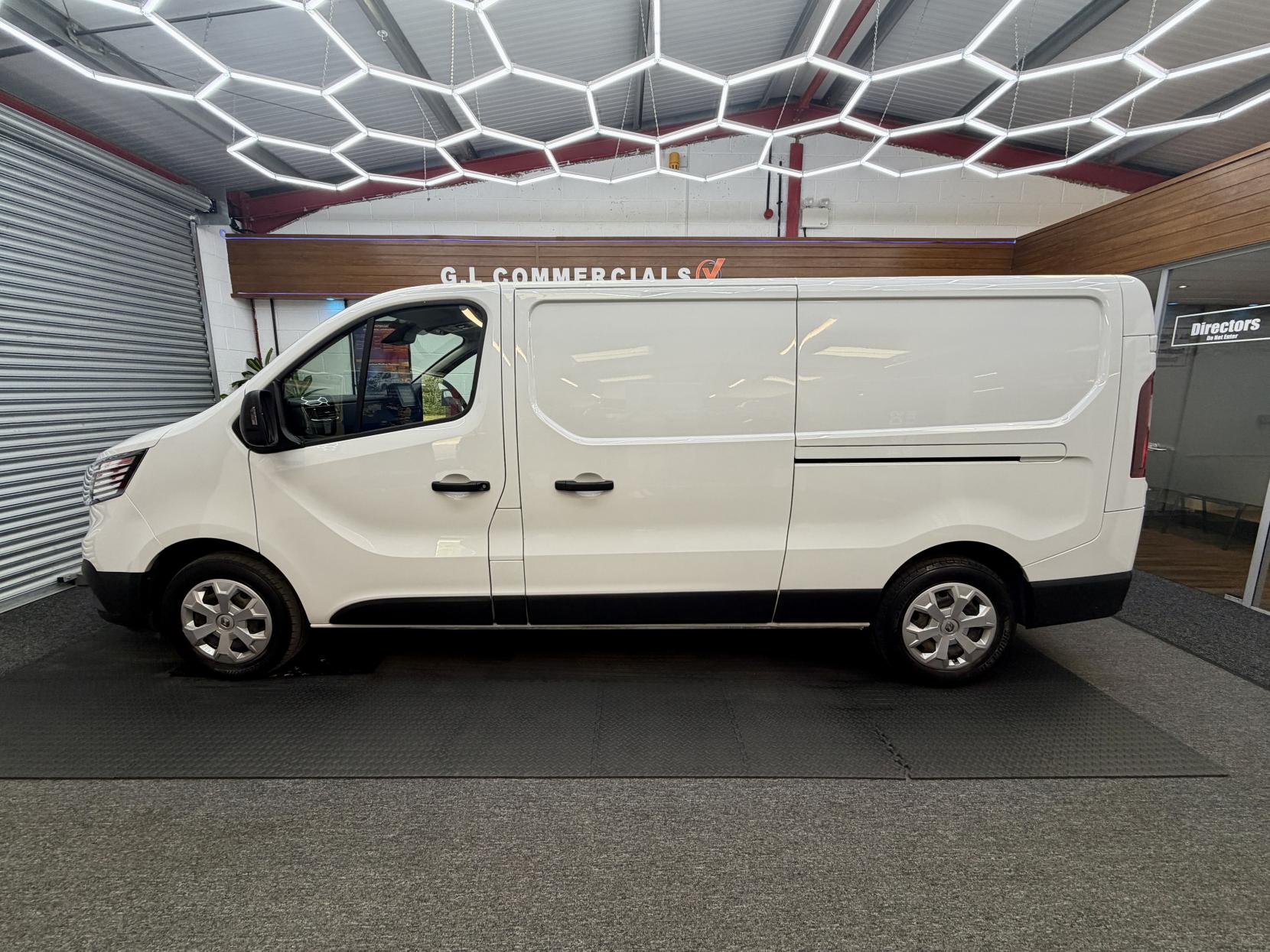 2023 Renault Trafic 2.0 dCi Blue LL30 Advance Panel Van 5dr Diesel Manual L2 H1 Euro 6 (s/s) (130 ps) - Thumbnail 2