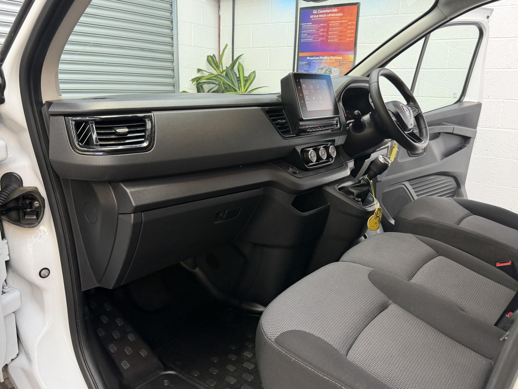 2023 Renault Trafic 2.0 dCi Blue LL30 Advance Panel Van 5dr Diesel Manual L2 H1 Euro 6 (s/s) (130 ps) - Thumbnail 12