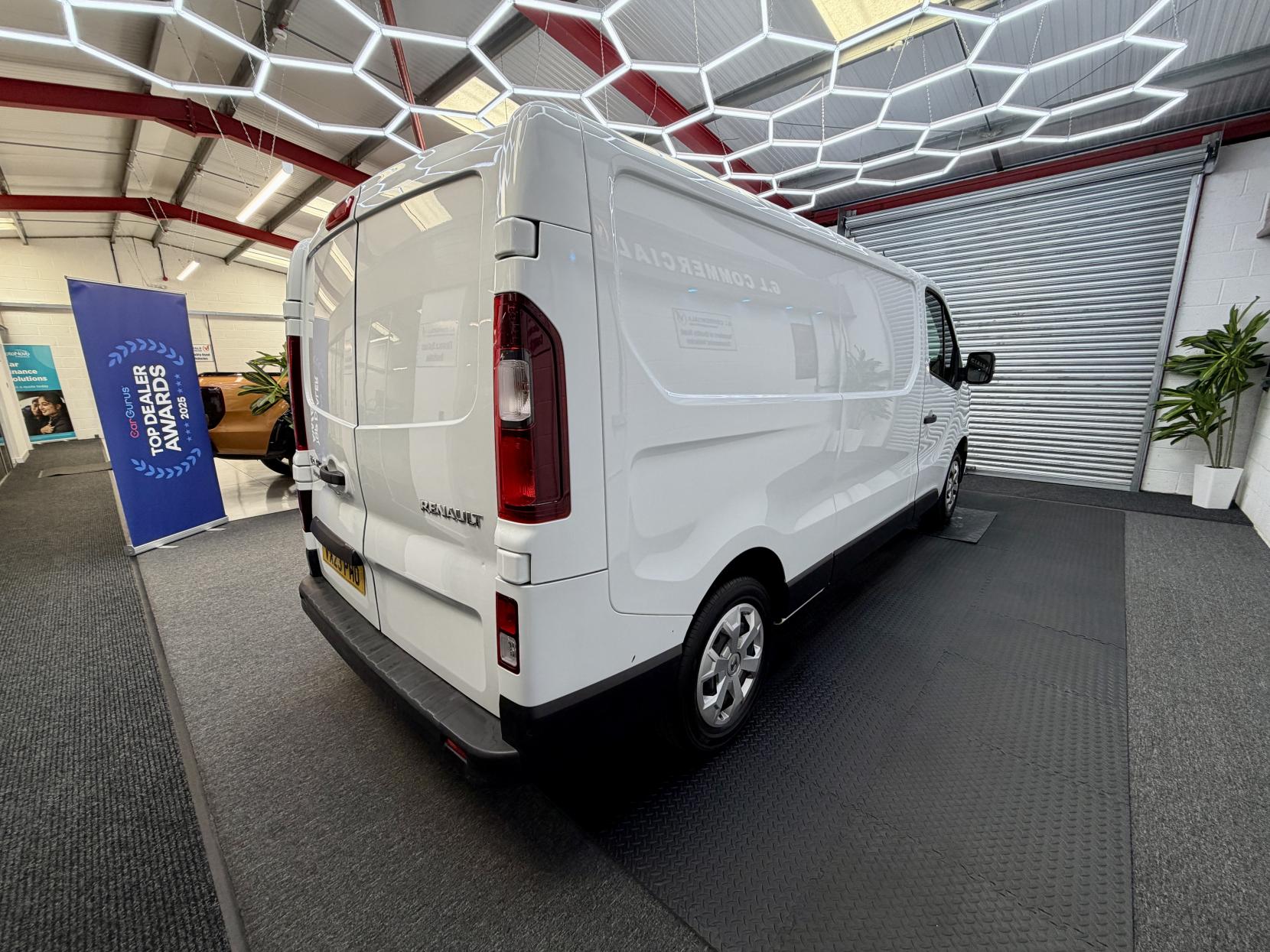 2023 Renault Trafic 2.0 dCi Blue LL30 Advance Panel Van 5dr Diesel Manual L2 H1 Euro 6 (s/s) (130 ps) - Thumbnail 5