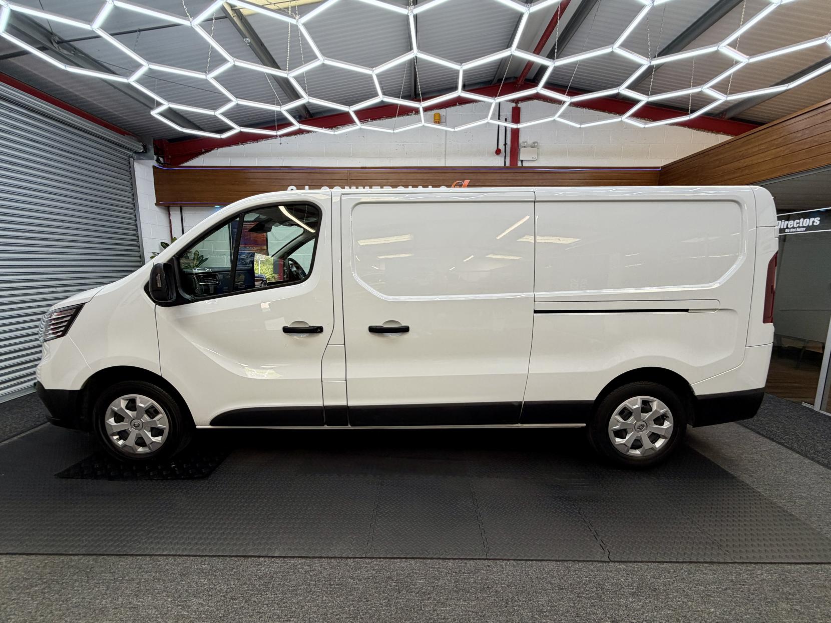 2023 Renault Trafic 2.0 dCi Blue LL30 Advance Panel Van 5dr Diesel Manual L2 H1 Euro 6 (s/s) (130 ps) - Thumbnail 2