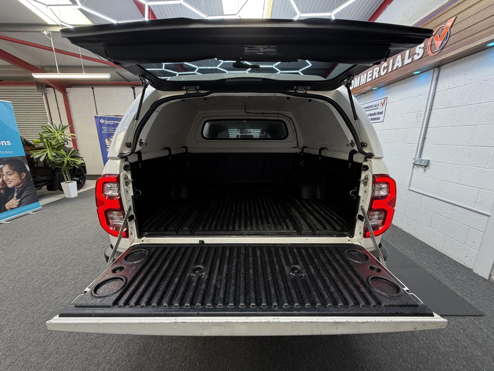 2022 Toyota Hilux - Thumbnail 6