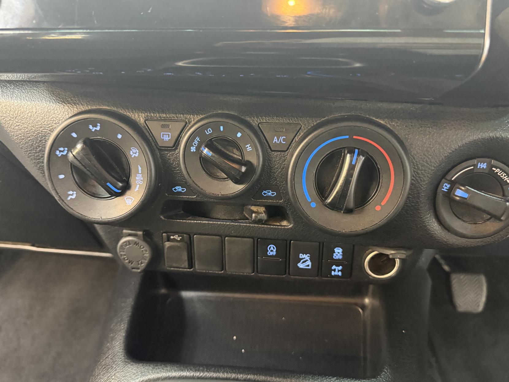 2021 Toyota Hilux - Thumbnail 16