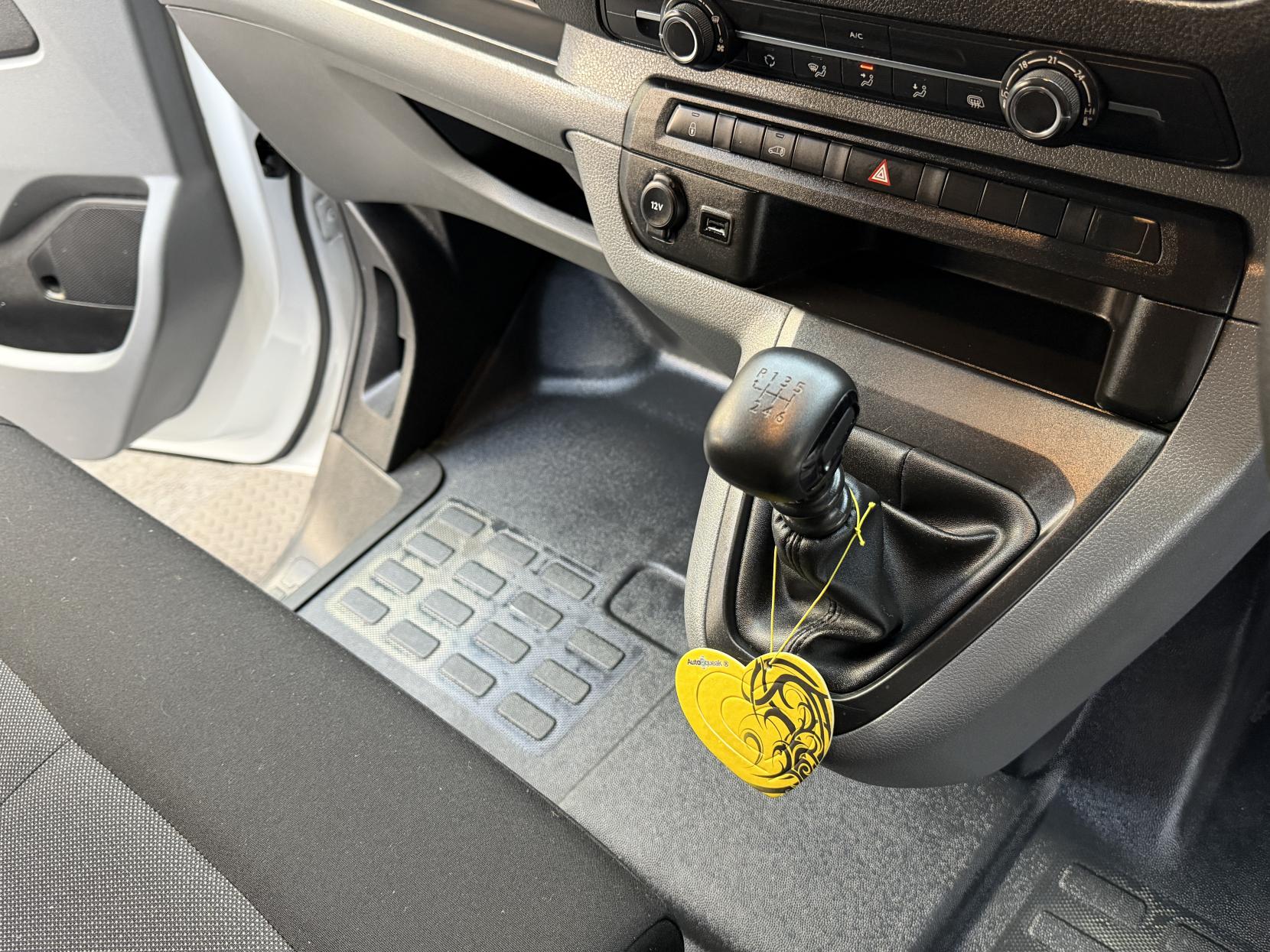 2022 Vauxhall Vivaro 1.5 Turbo D 2900 Dynamic Panel Van 6dr Diesel Manual L2 H1 Euro 6 (s/s) (100 ps) - Thumbnail 16
