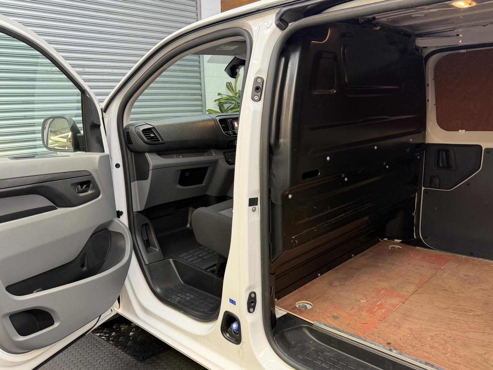 2022 Vauxhall Vivaro 1.5 Turbo D 2900 Dynamic Panel Van 6dr Diesel Manual L2 H1 Euro 6 (s/s) (100 ps) - Thumbnail 17