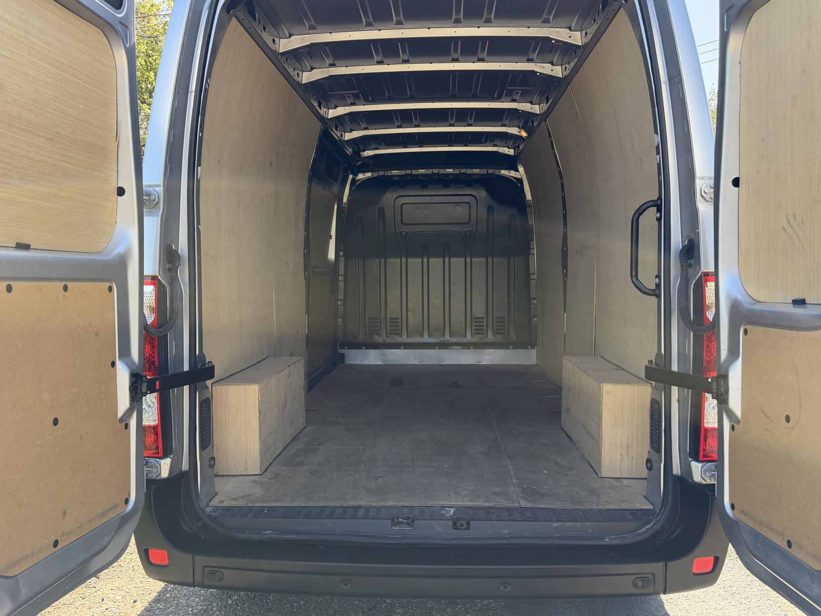 2023 Renault Master 2.3 dCi 35 Business+ Panel Van 4dr Diesel Manual FWD LWB Medium Roof Euro 6 (135 ps) - Thumbnail 13
