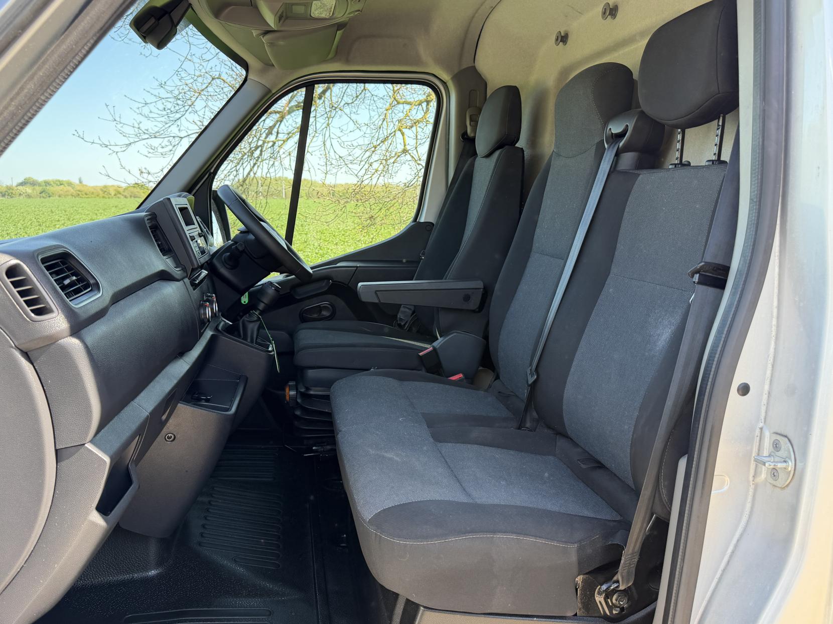 2023 Renault Master 2.3 dCi 35 Business+ Panel Van 4dr Diesel Manual FWD LWB Medium Roof Euro 6 (135 ps) - Thumbnail 10