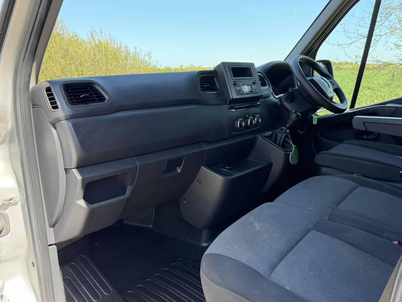 2023 Renault Master 2.3 dCi 35 Business+ Panel Van 4dr Diesel Manual FWD LWB Medium Roof Euro 6 (135 ps) - Thumbnail 11