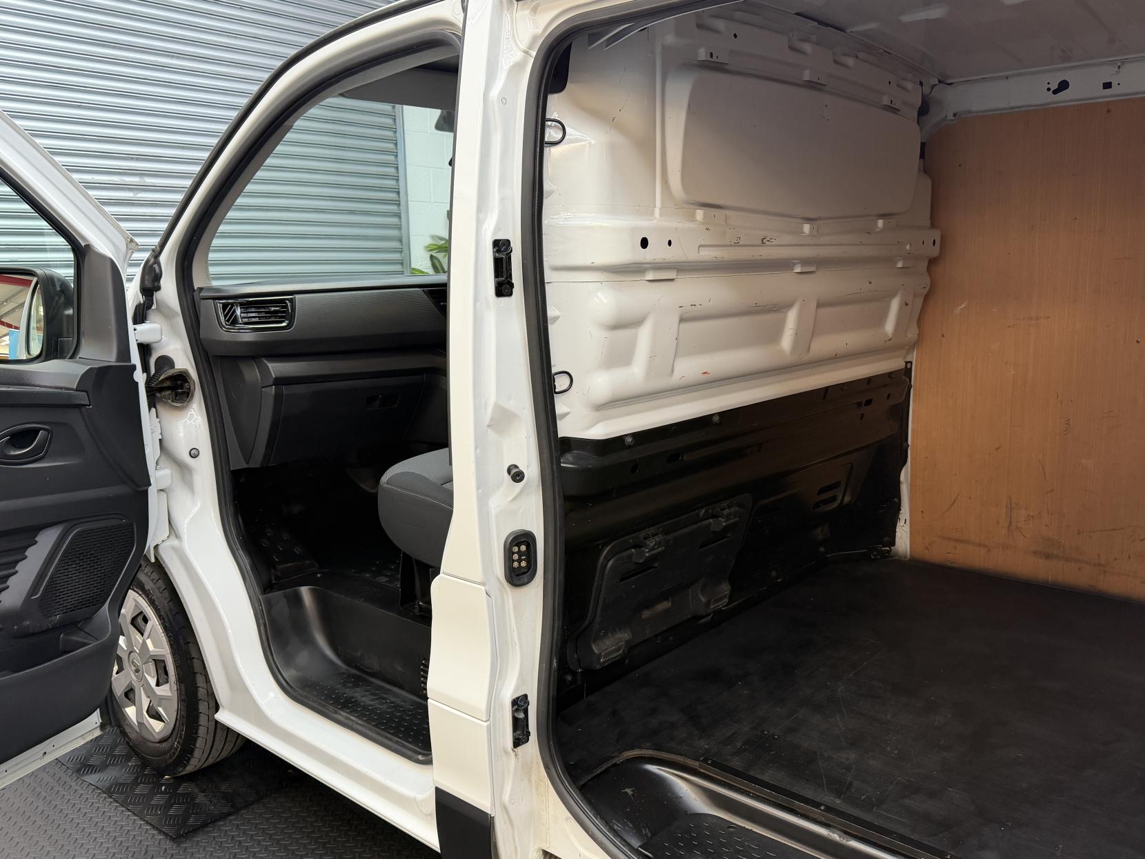 2022 Renault Trafic 2.0 dCi Blue SL28 Business+ L1 H1* AIR CON 19,962 * - Thumbnail 14