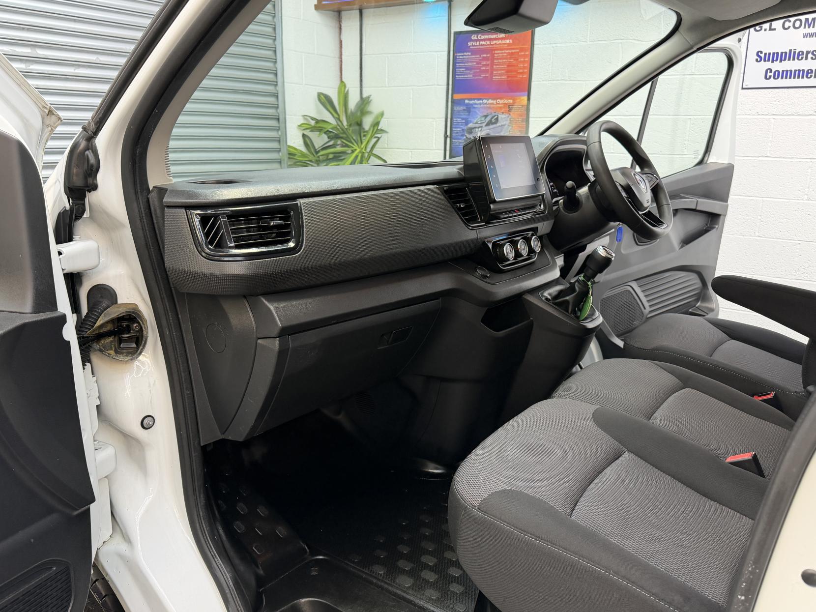 2022 Renault Trafic 2.0 dCi Blue SL28 Business+ L1 H1* AIR CON 19,962 * - Thumbnail 21