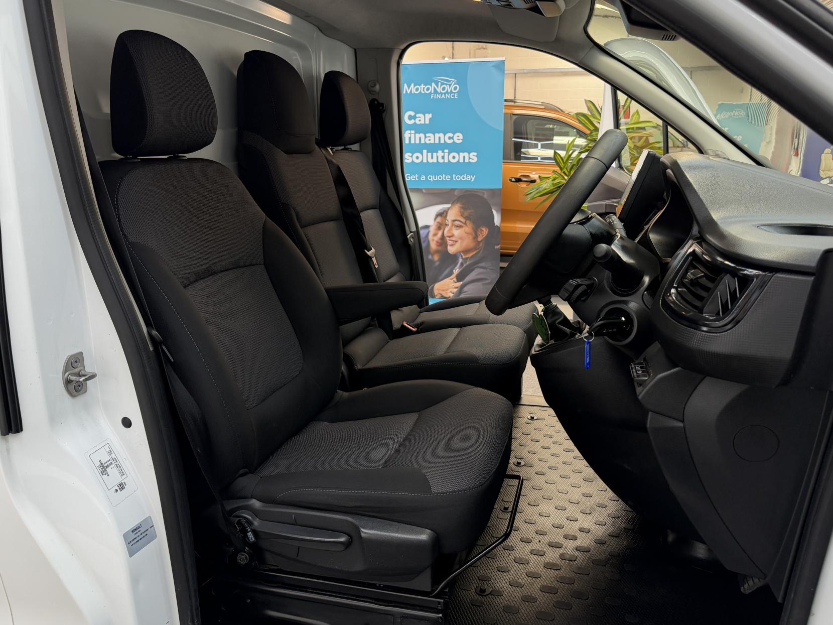2022 Renault Trafic 2.0 dCi Blue SL28 Business+ L1 H1* AIR CON 19,962 * - Thumbnail 9