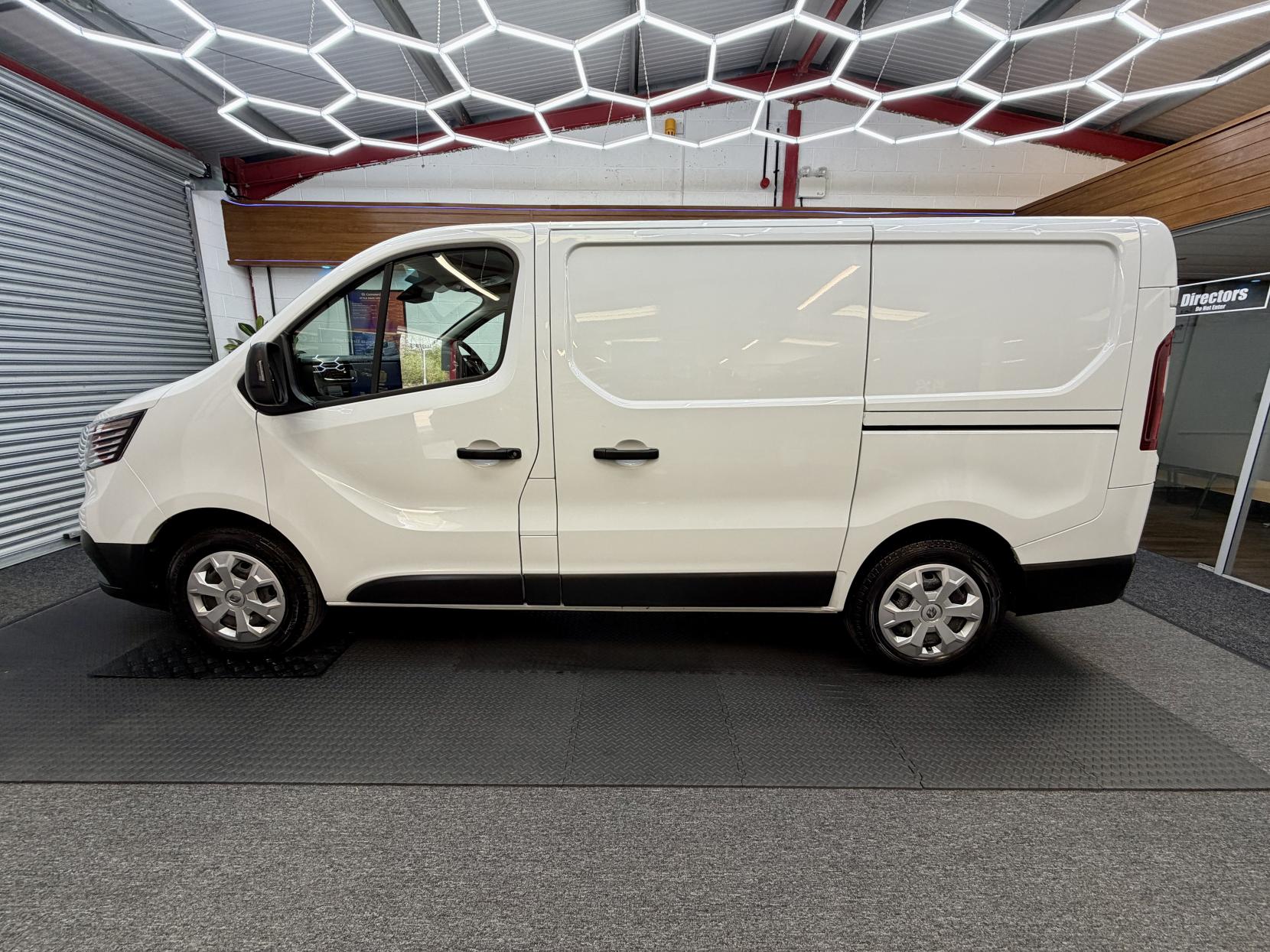 2022 Renault Trafic 2.0 dCi Blue SL28 Business+ L1 H1* AIR CON 19,962 * - Thumbnail 2