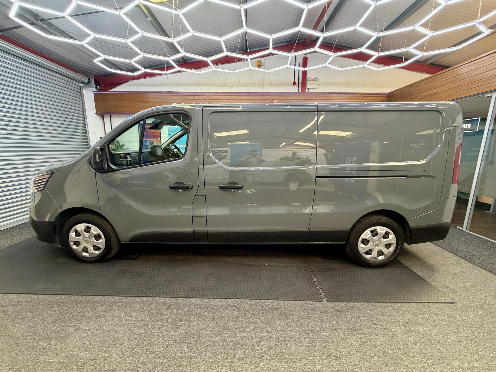 2023 Renault Trafic 2.0 dCi Blue LL30 Advance Panel Van 5dr Diesel Manual L2 H1 Euro 6 (s/s) (130 ps) - Thumbnail 2
