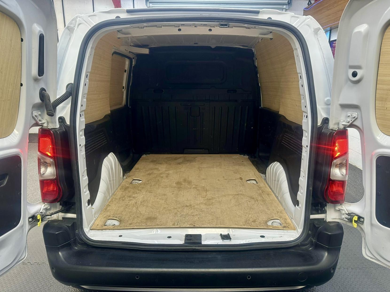 2023 Vauxhall Combo 1.5 Turbo D 2300 Prime Panel Van 5dr Diesel Manual L1 H1 Euro 6 (s/s) (100 ps) - Thumbnail 14