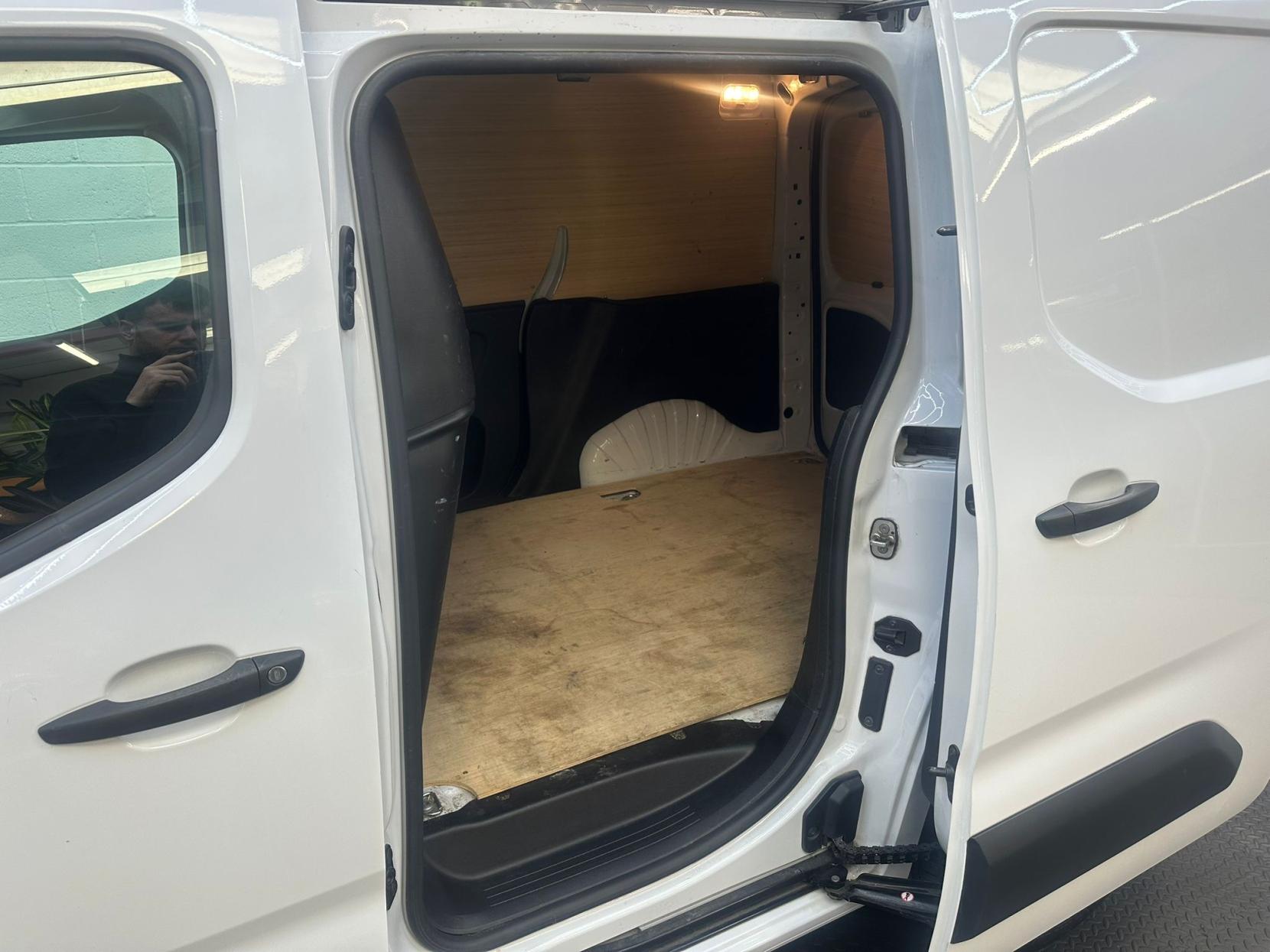 2023 Vauxhall Combo 1.5 Turbo D 2300 Prime Panel Van 5dr Diesel Manual L1 H1 Euro 6 (s/s) (100 ps) - Thumbnail 7
