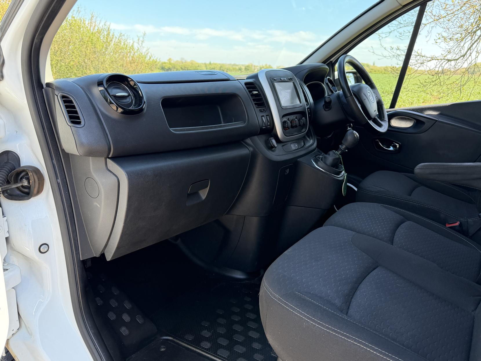 2015 Vauxhall Vivaro 1.6 CDTi 2700 BiTurbo ecoFLEX Sportive Panel Van 5dr Diesel Manual L1 H1 Euro 5 (s/s) (120 ps) - Thumbnail 11