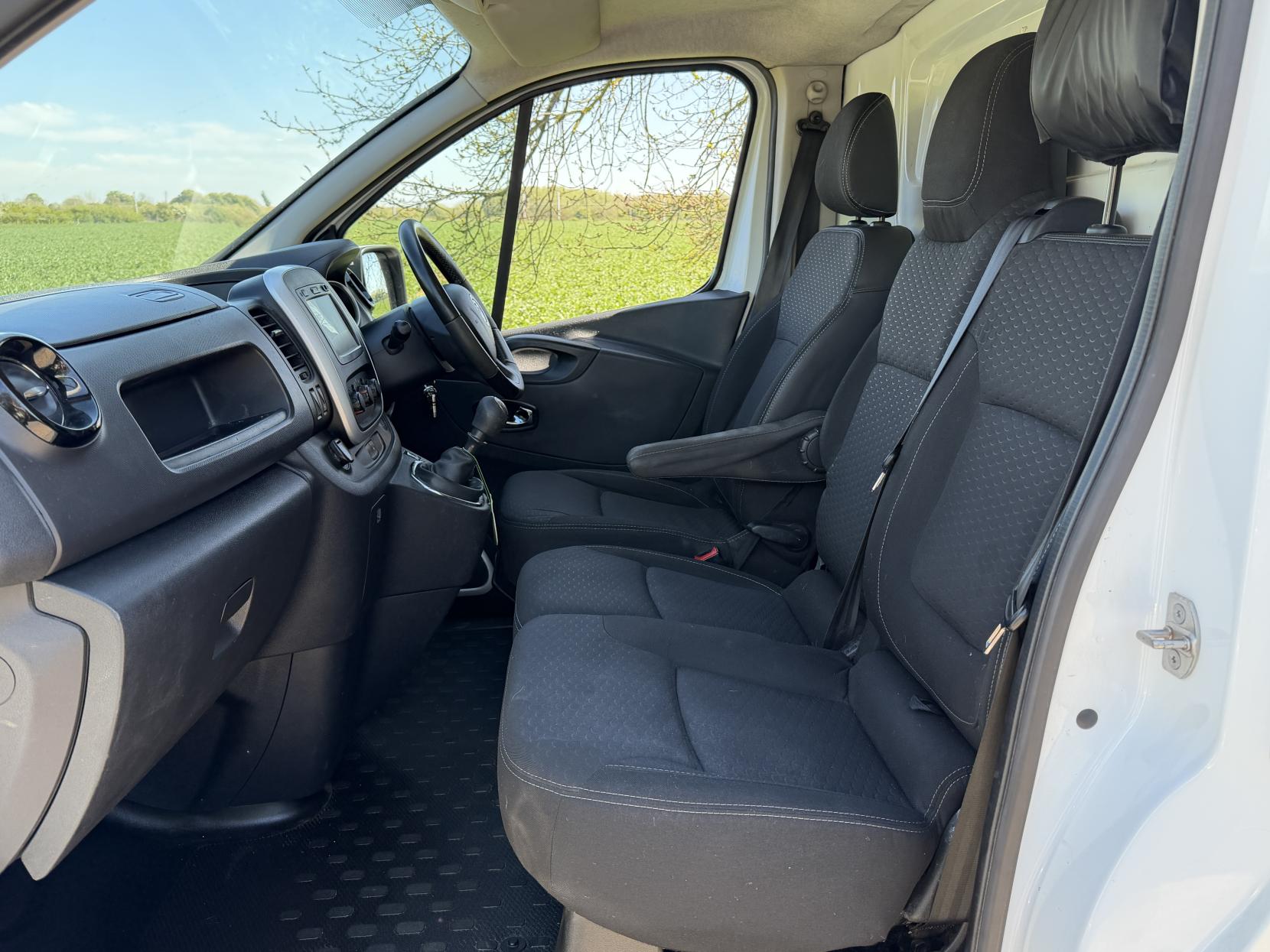 2015 Vauxhall Vivaro 1.6 CDTi 2700 BiTurbo ecoFLEX Sportive Panel Van 5dr Diesel Manual L1 H1 Euro 5 (s/s) (120 ps) - Thumbnail 10