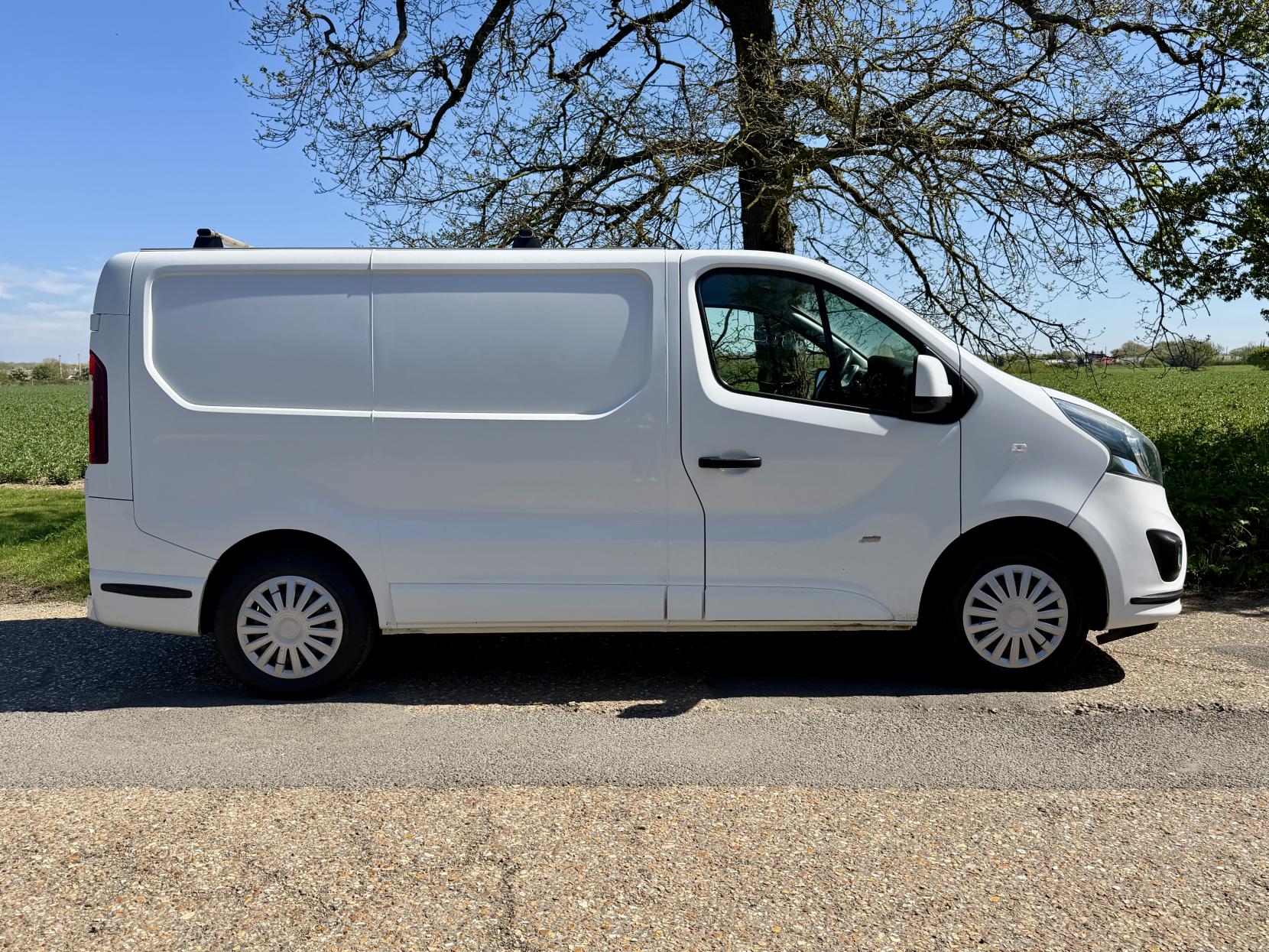 2015 Vauxhall Vivaro 1.6 CDTi 2700 BiTurbo ecoFLEX Sportive Panel Van 5dr Diesel Manual L1 H1 Euro 5 (s/s) (120 ps) - Thumbnail 5