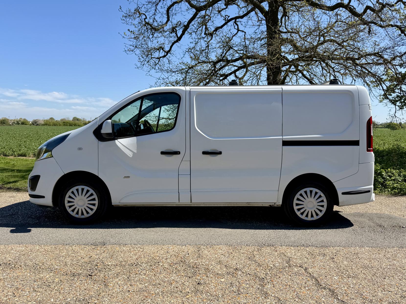 2015 Vauxhall Vivaro 1.6 CDTi 2700 BiTurbo ecoFLEX Sportive Panel Van 5dr Diesel Manual L1 H1 Euro 5 (s/s) (120 ps) - Thumbnail 6