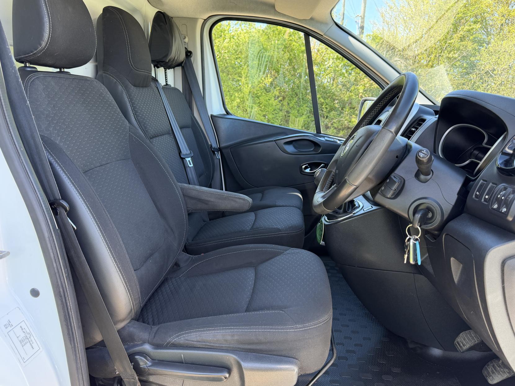 2015 Vauxhall Vivaro 1.6 CDTi 2700 BiTurbo ecoFLEX Sportive Panel Van 5dr Diesel Manual L1 H1 Euro 5 (s/s) (120 ps) - Thumbnail 9