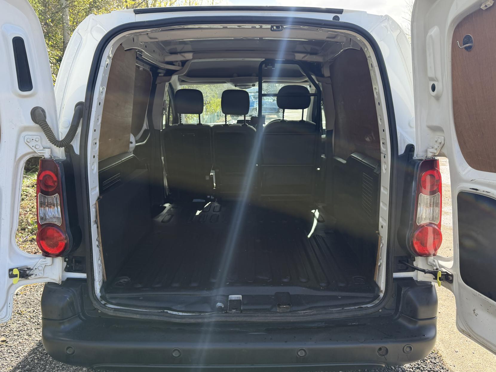 Citroen Berlingo 1.6 HDi 625 Enterprise Panel Van 5dr Diesel Manual L1 (131 g/km, 75 bhp)