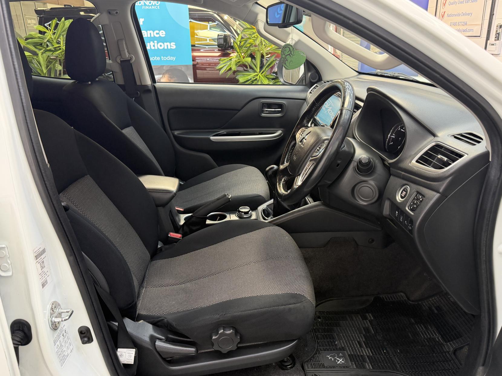 2019 Mitsubishi L200 2.2 DI-D DC Warrior Pickup Double Cab 4dr Diesel Manual 4WD Euro 6 (s/s) (150 ps) - Thumbnail 13