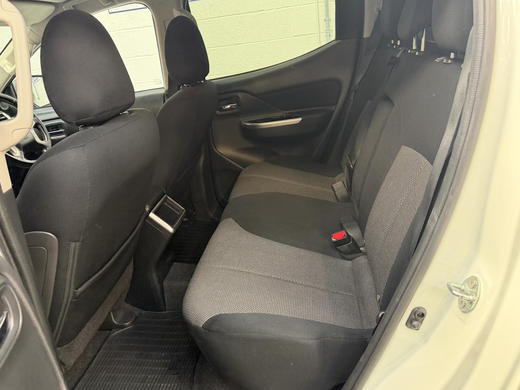 2019 Mitsubishi L200 2.2 DI-D DC Warrior Pickup Double Cab 4dr Diesel Manual 4WD Euro 6 (s/s) (150 ps) - Thumbnail 19