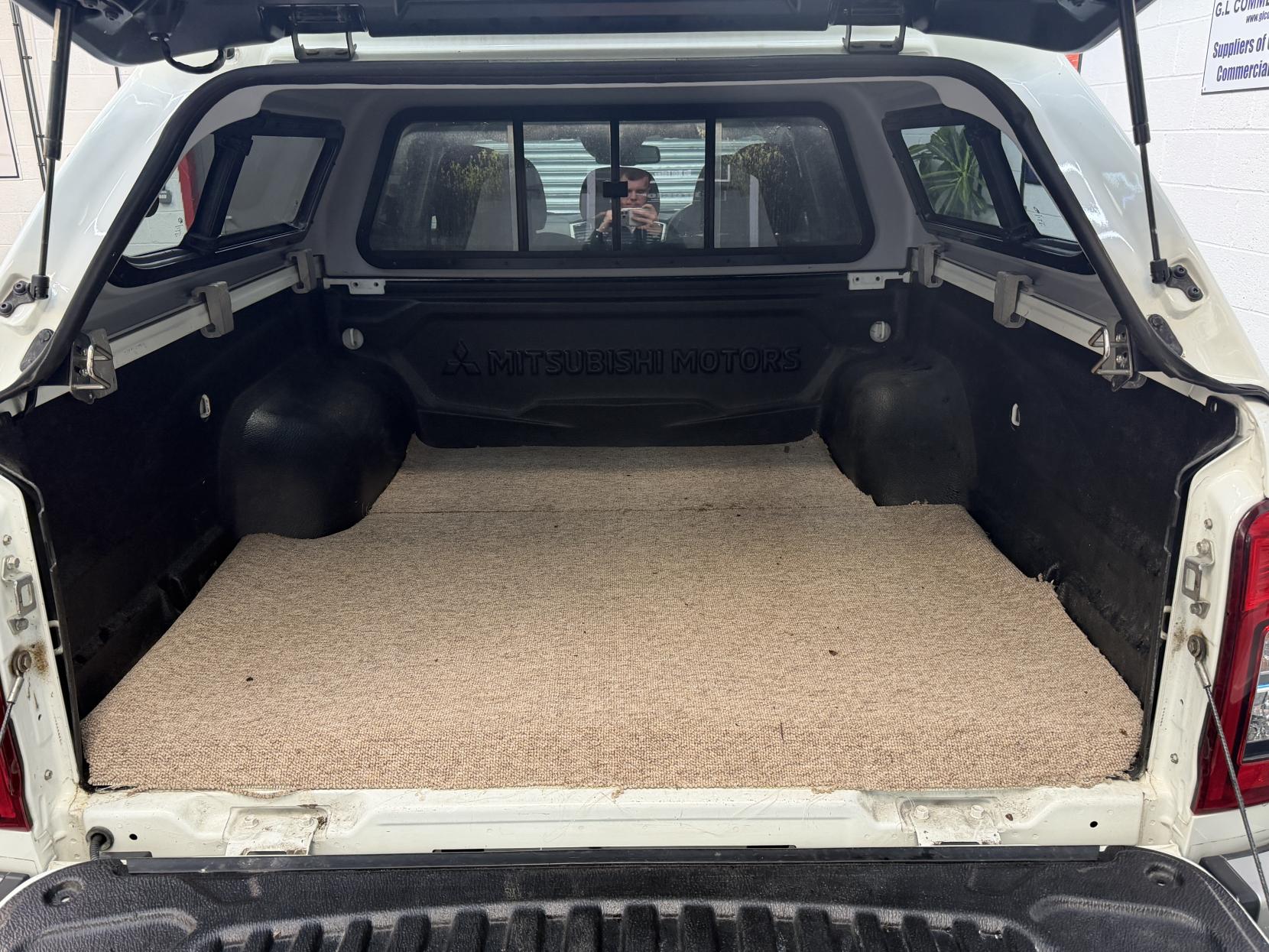 2019 Mitsubishi L200 2.2 DI-D DC Warrior Pickup Double Cab 4dr Diesel Manual 4WD Euro 6 (s/s) (150 ps) - Thumbnail 8