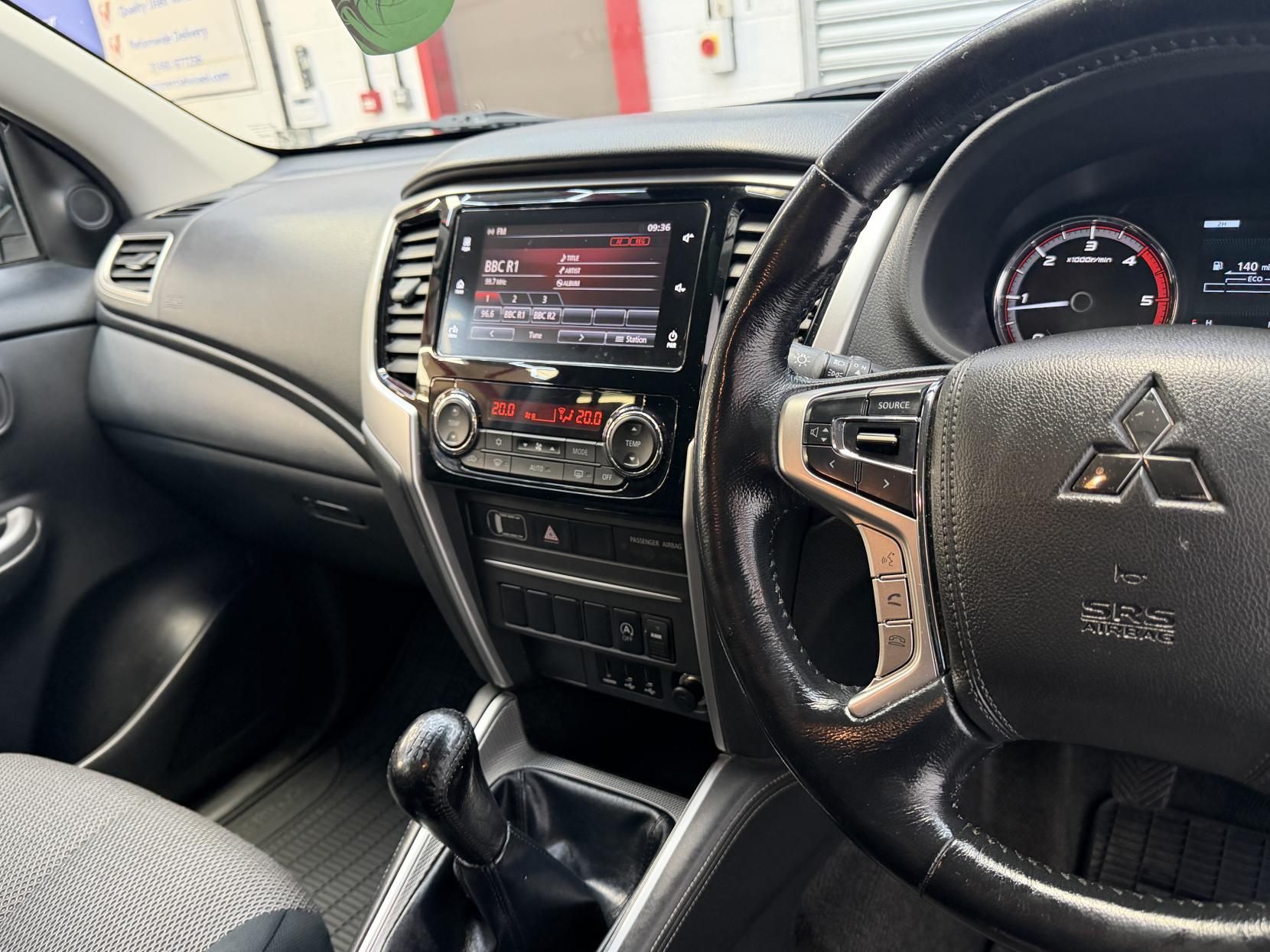 2019 Mitsubishi L200 2.2 DI-D DC Warrior Pickup Double Cab 4dr Diesel Manual 4WD Euro 6 (s/s) (150 ps) - Thumbnail 10
