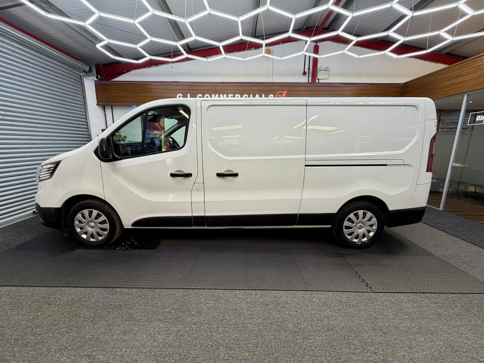 2023 Renault Trafic 2.0 dCi Blue LL30 Business+ Panel Van 5dr Diesel Manual L2 H1 Euro 6 (s/s) (130 ps) - Thumbnail 2