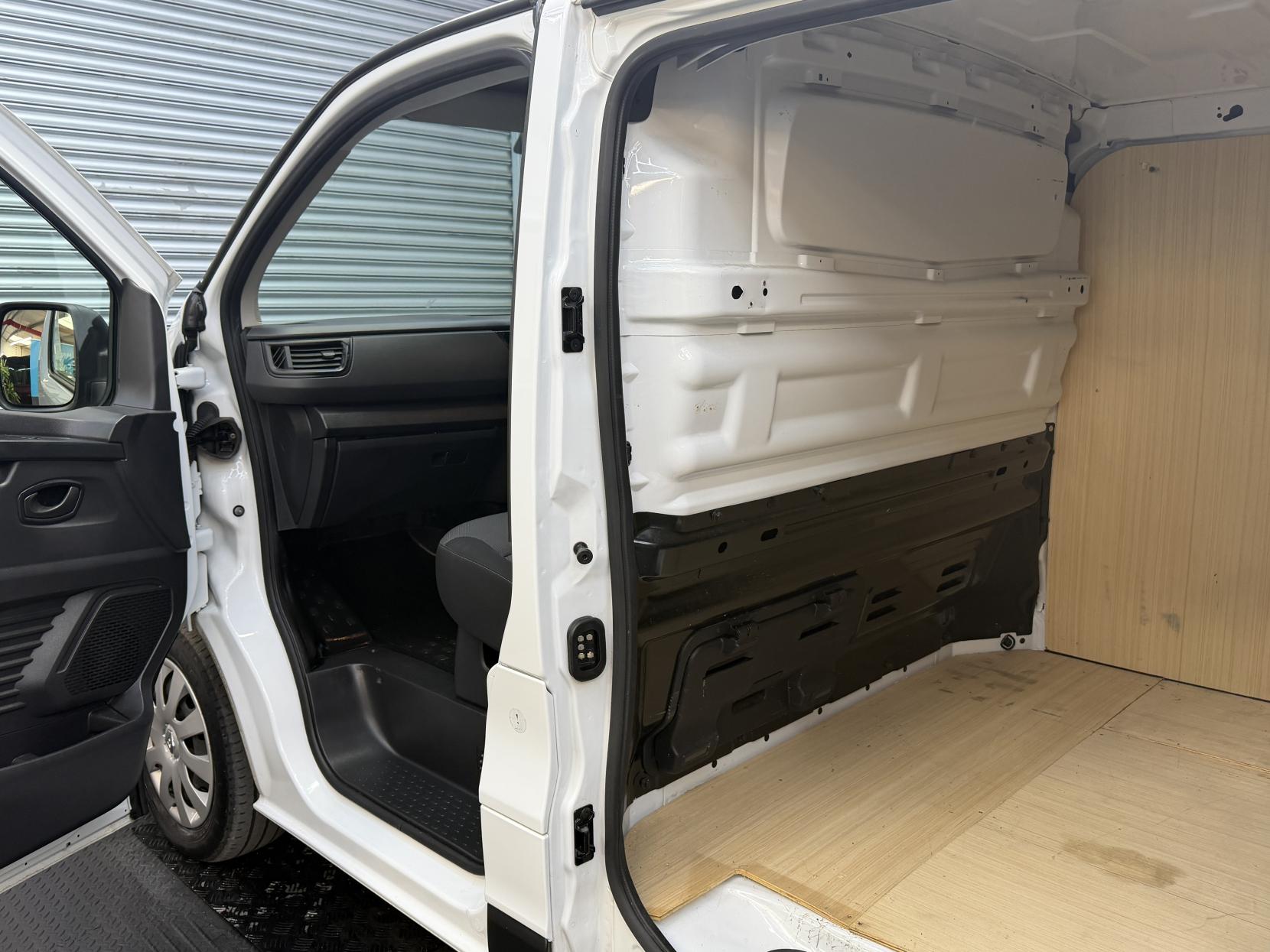 2023 Renault Trafic 2.0 dCi Blue LL30 Business+ Panel Van 5dr Diesel Manual L2 H1 Euro 6 (s/s) (130 ps) - Thumbnail 17