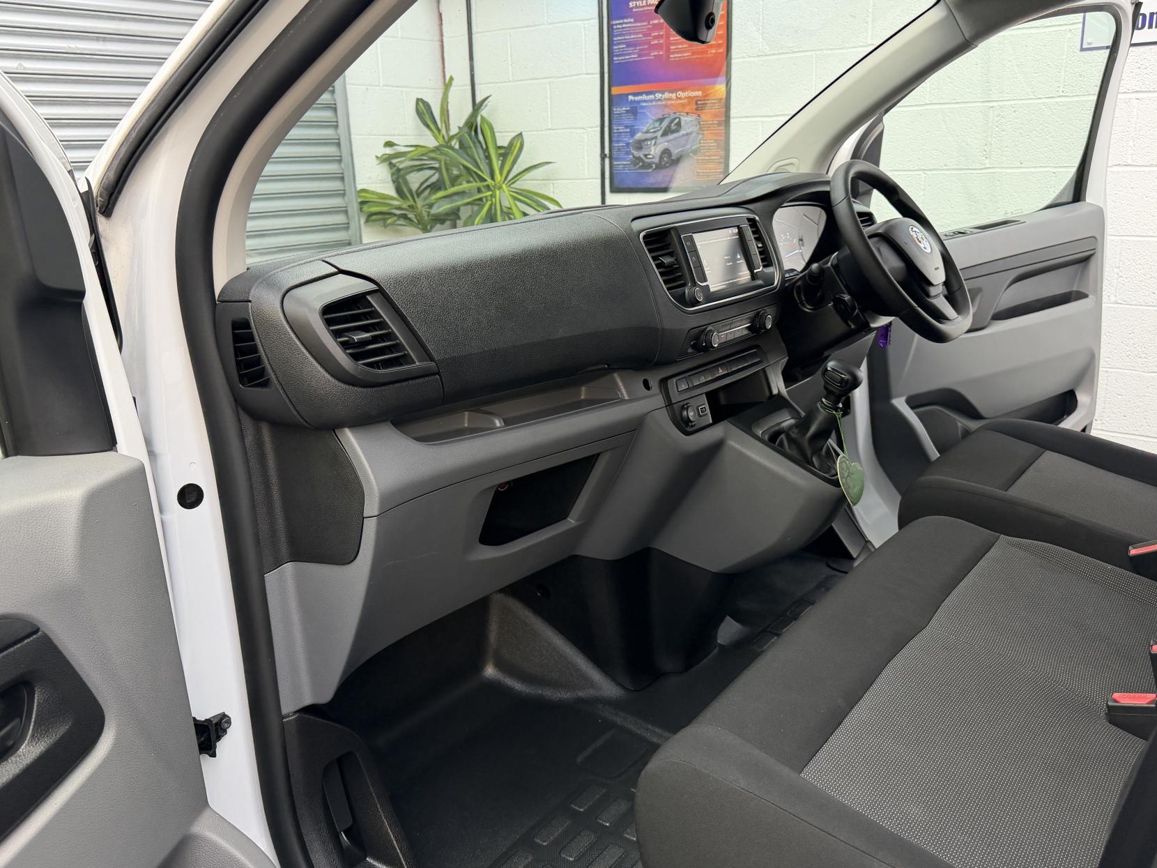 2022 Vauxhall Vivaro 1.5 Turbo D 2900 Dynamic Panel Van 6dr Diesel Manual L1 H1 Euro 6 (s/s) (100 ps) - Thumbnail 17