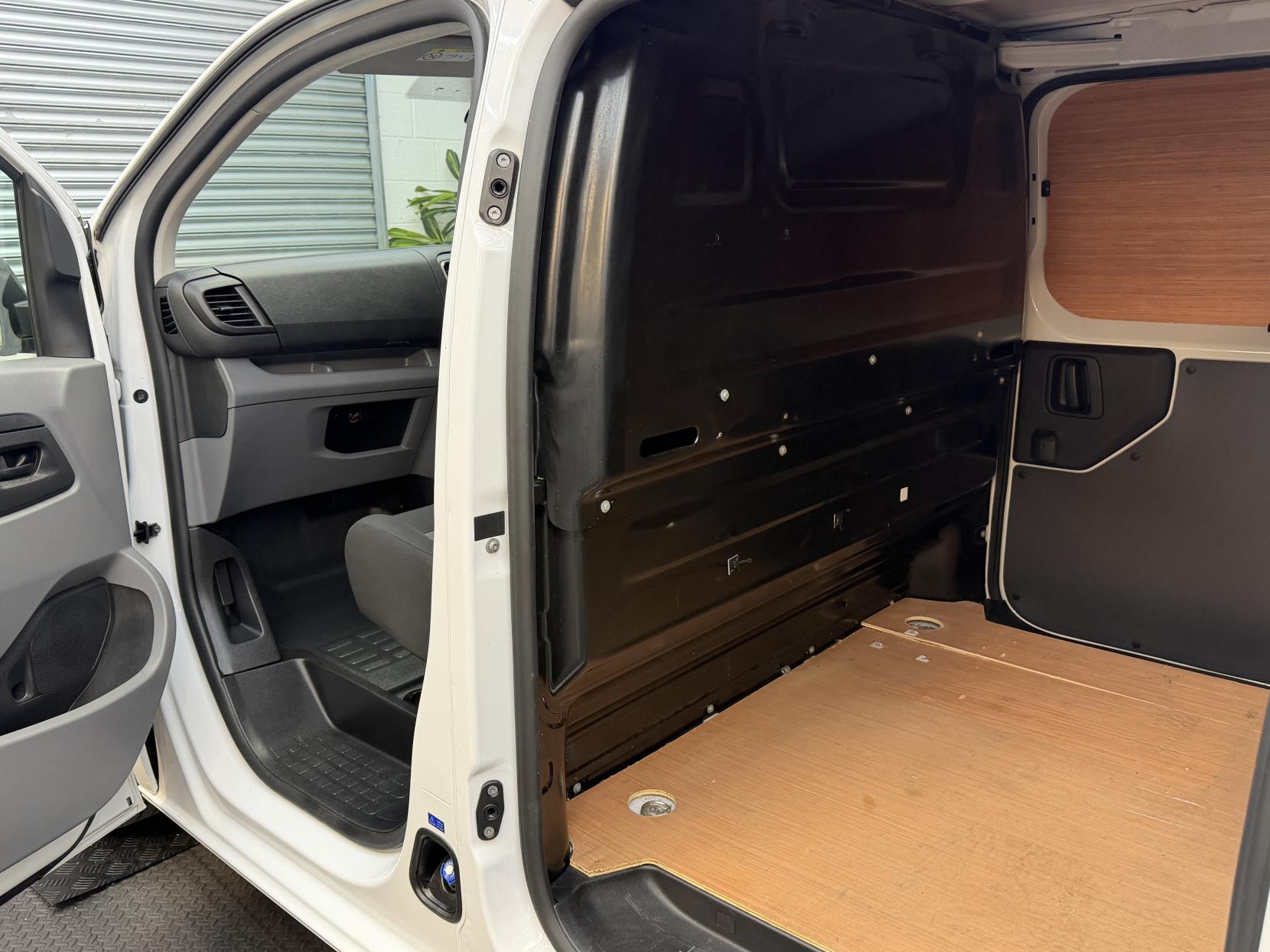 2022 Vauxhall Vivaro 1.5 Turbo D 2900 Dynamic Panel Van 6dr Diesel Manual L1 H1 Euro 6 (s/s) (100 ps) - Thumbnail 18