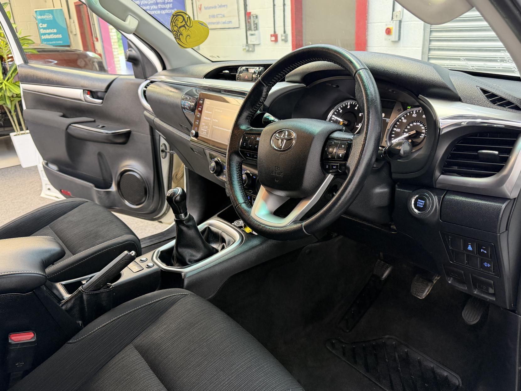 2022 Toyota Hilux 2.4 D-4D Invincible Pickup Double Cab 4dr Diesel Manual 4WD Euro 6 (s/s) (150 ps) - Thumbnail 18