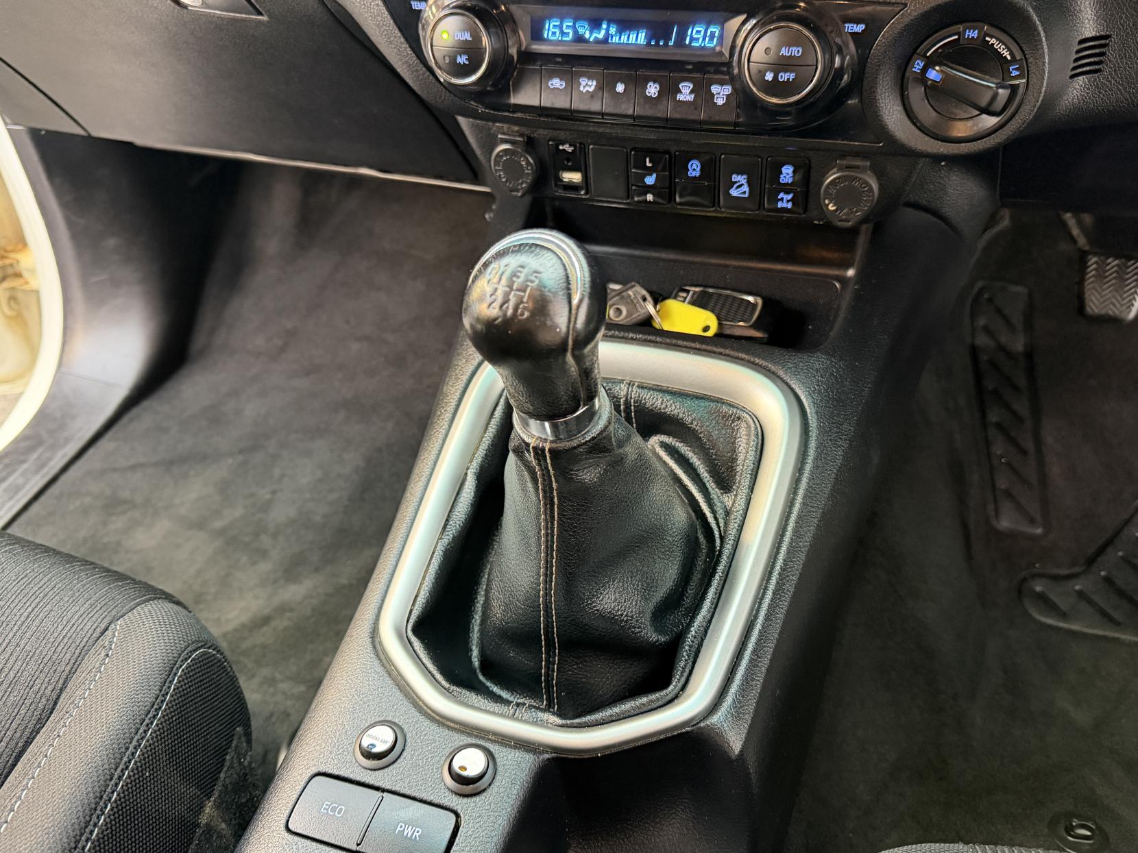 2022 Toyota Hilux 2.4 D-4D Invincible Pickup Double Cab 4dr Diesel Manual 4WD Euro 6 (s/s) (150 ps) - Thumbnail 15