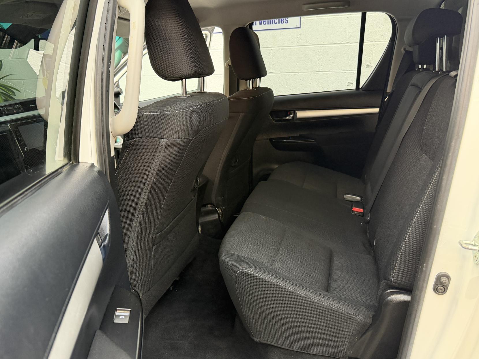 2022 Toyota Hilux 2.4 D-4D Invincible Pickup Double Cab 4dr Diesel Manual 4WD Euro 6 (s/s) (150 ps) - Thumbnail 13