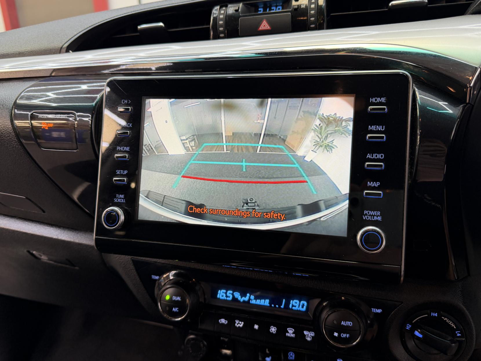 2022 Toyota Hilux 2.4 D-4D Invincible Pickup Double Cab 4dr Diesel Manual 4WD Euro 6 (s/s) (150 ps) - Thumbnail 11