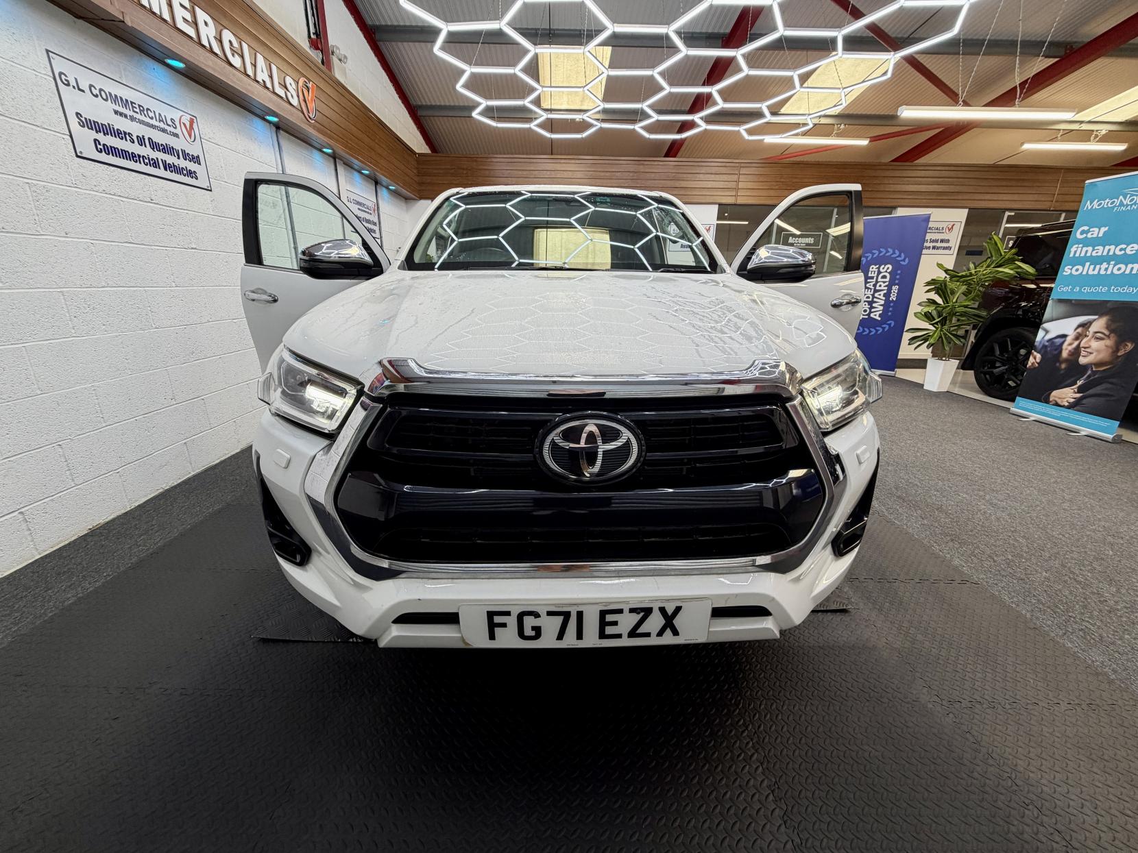 2022 Toyota Hilux 2.4 D-4D Invincible Pickup Double Cab 4dr Diesel Manual 4WD Euro 6 (s/s) (150 ps) - Thumbnail 3