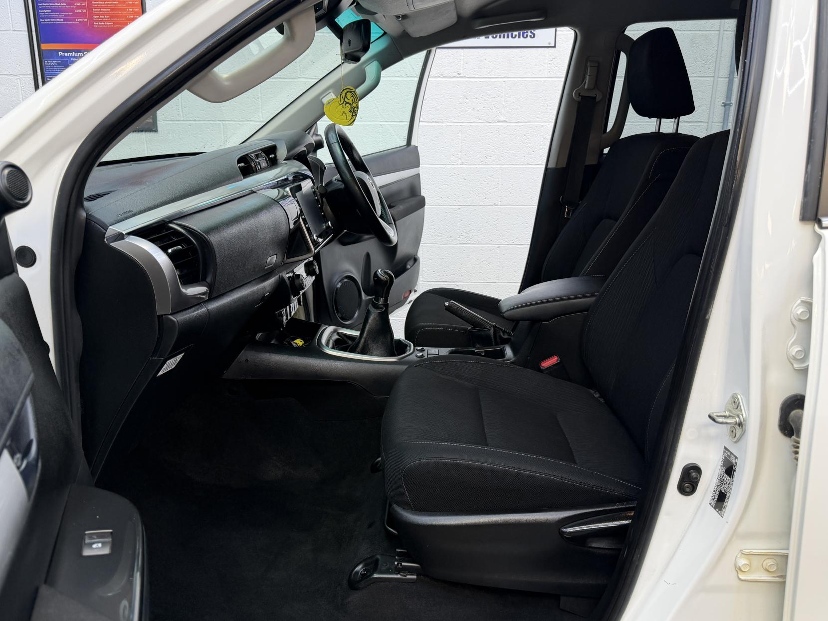 2022 Toyota Hilux 2.4 D-4D Invincible Pickup Double Cab 4dr Diesel Manual 4WD Euro 6 (s/s) (150 ps) - Thumbnail 10