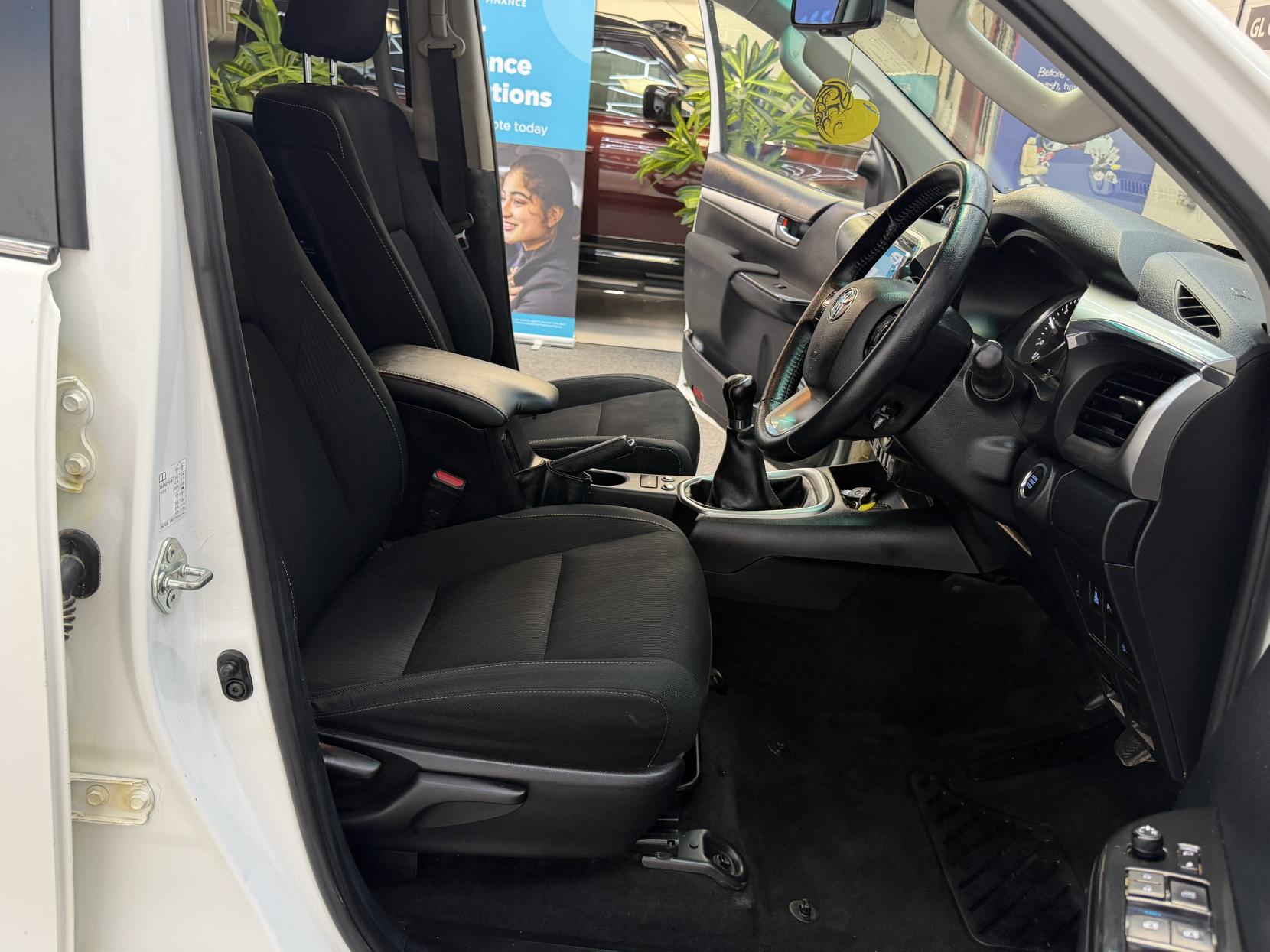 2022 Toyota Hilux 2.4 D-4D Invincible Pickup Double Cab 4dr Diesel Manual 4WD Euro 6 (s/s) (150 ps) - Thumbnail 8