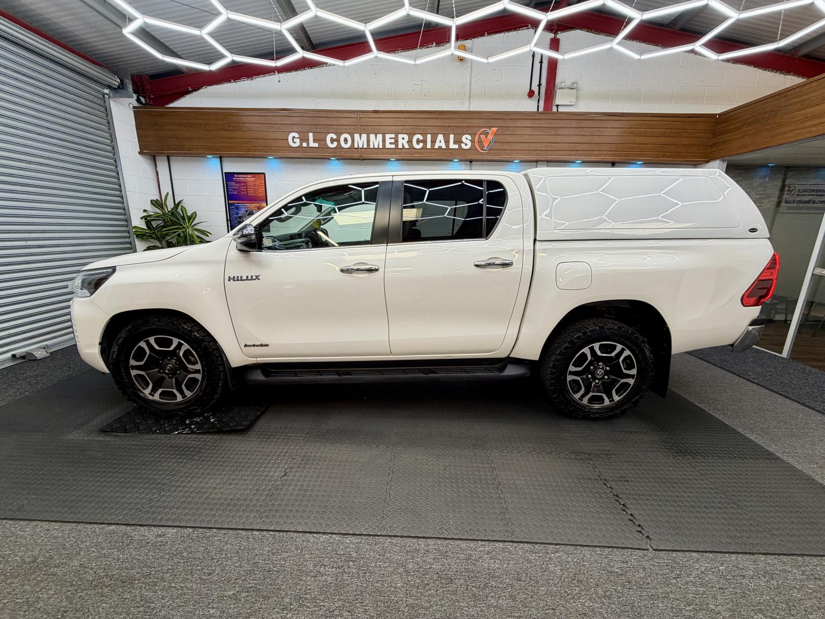 2022 Toyota Hilux 2.4 D-4D Invincible Pickup Double Cab 4dr Diesel Manual 4WD Euro 6 (s/s) (150 ps) - Thumbnail 2
