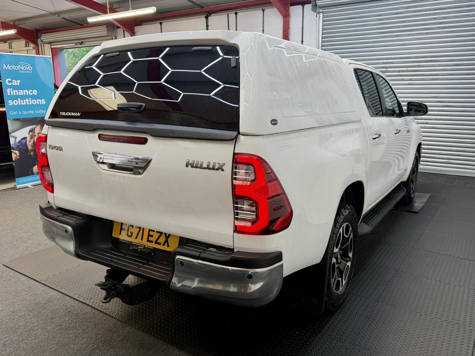 2022 Toyota Hilux 2.4 D-4D Invincible Pickup Double Cab 4dr Diesel Manual 4WD Euro 6 (s/s) (150 ps) - Thumbnail 5
