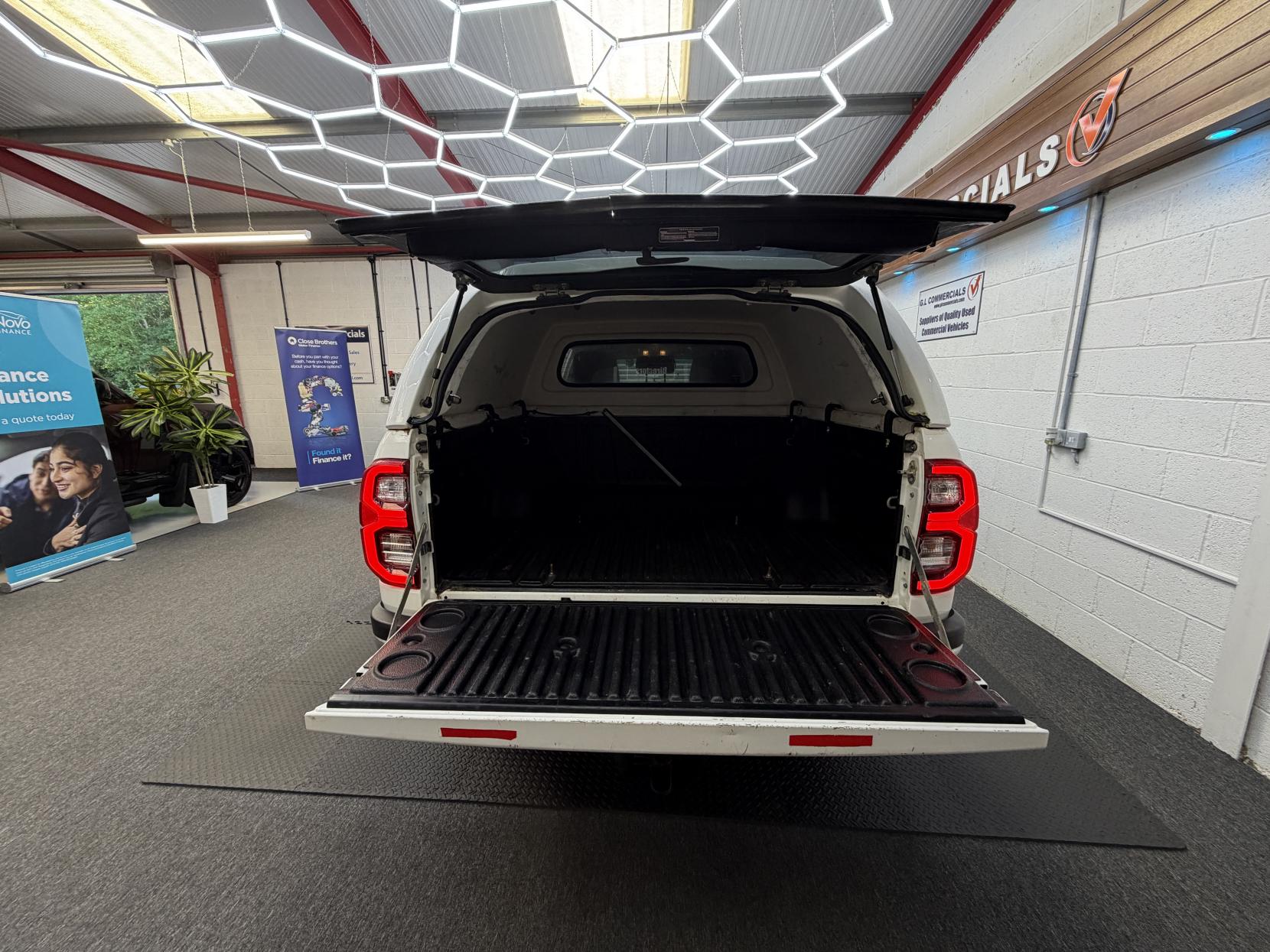 2022 Toyota Hilux 2.4 D-4D Invincible Pickup Double Cab 4dr Diesel Manual 4WD Euro 6 (s/s) (150 ps) - Thumbnail 14