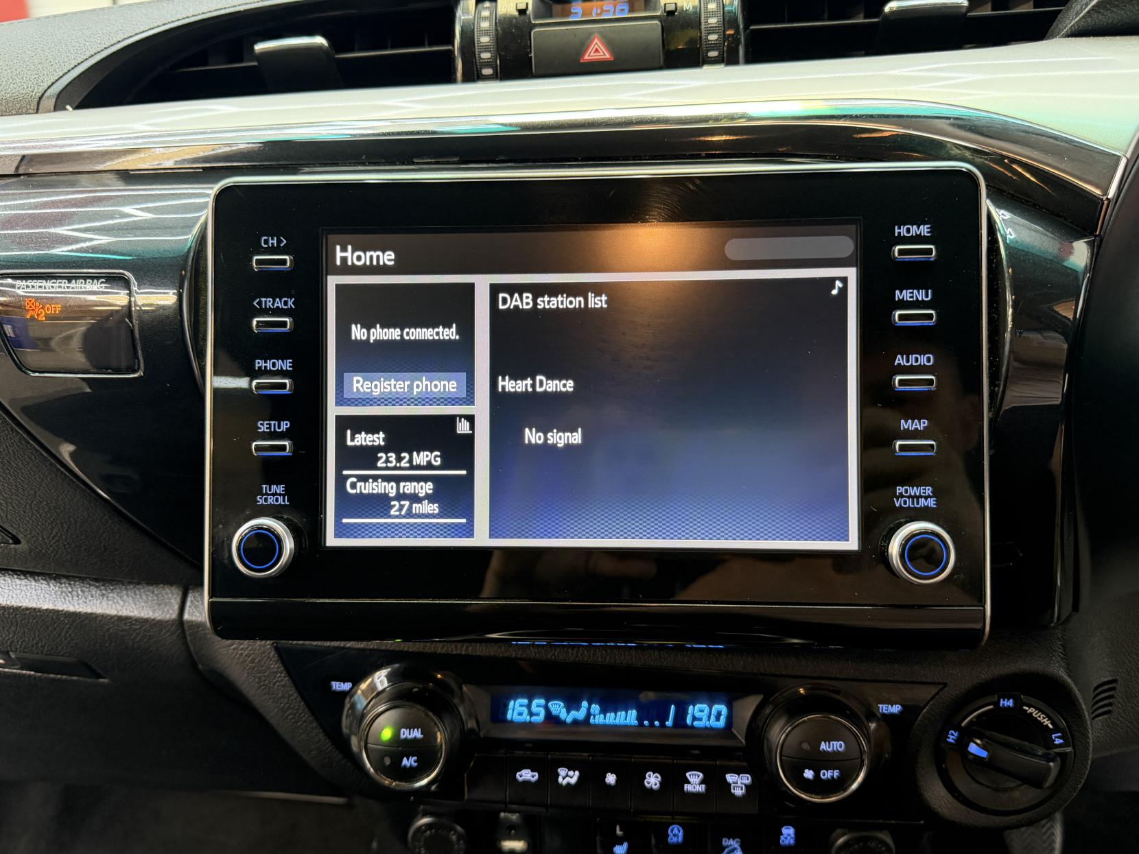 2022 Toyota Hilux 2.4 D-4D Invincible Pickup Double Cab 4dr Diesel Manual 4WD Euro 6 (s/s) (150 ps) - Thumbnail 16