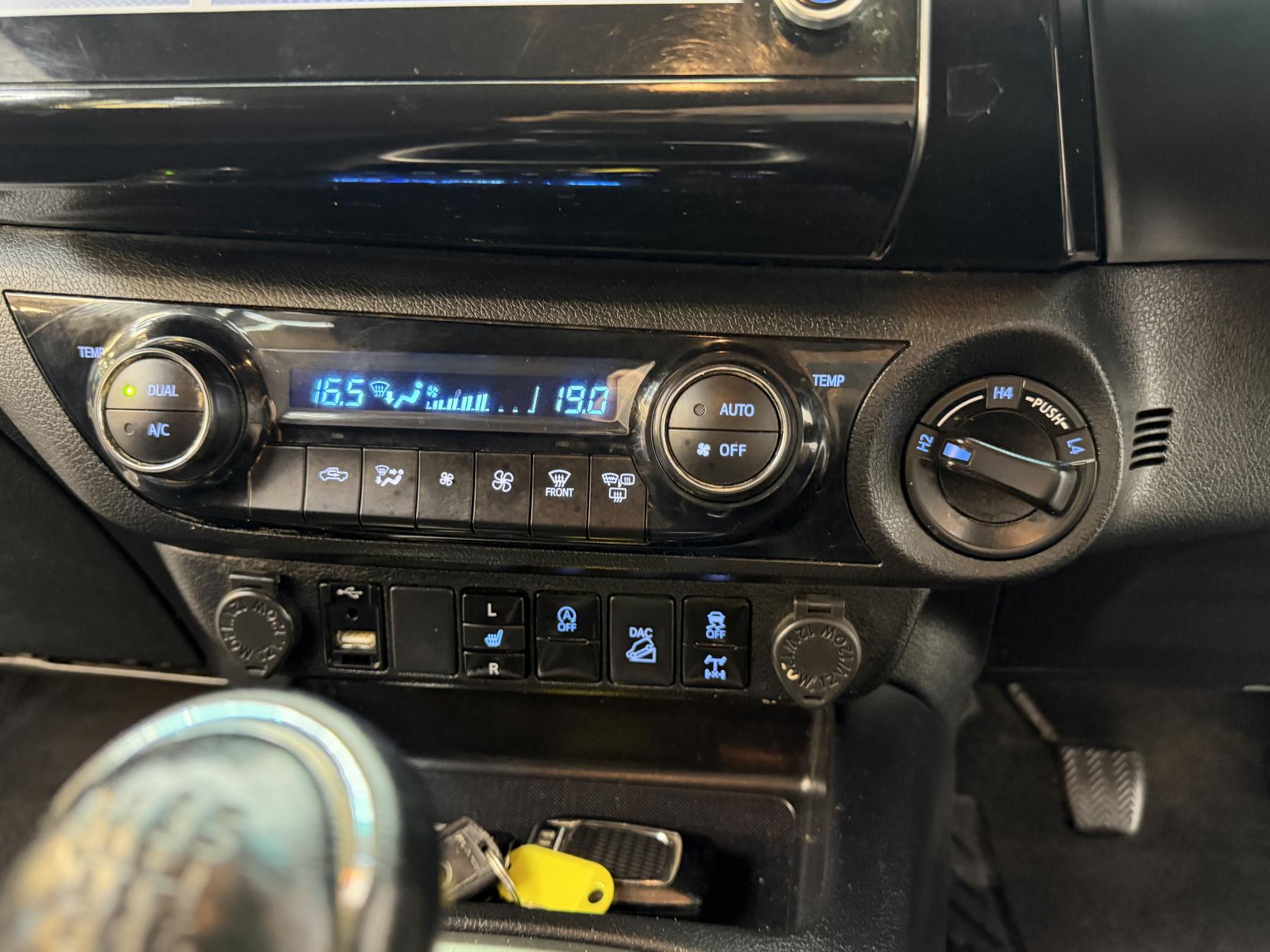 2022 Toyota Hilux 2.4 D-4D Invincible Pickup Double Cab 4dr Diesel Manual 4WD Euro 6 (s/s) (150 ps) - Thumbnail 17