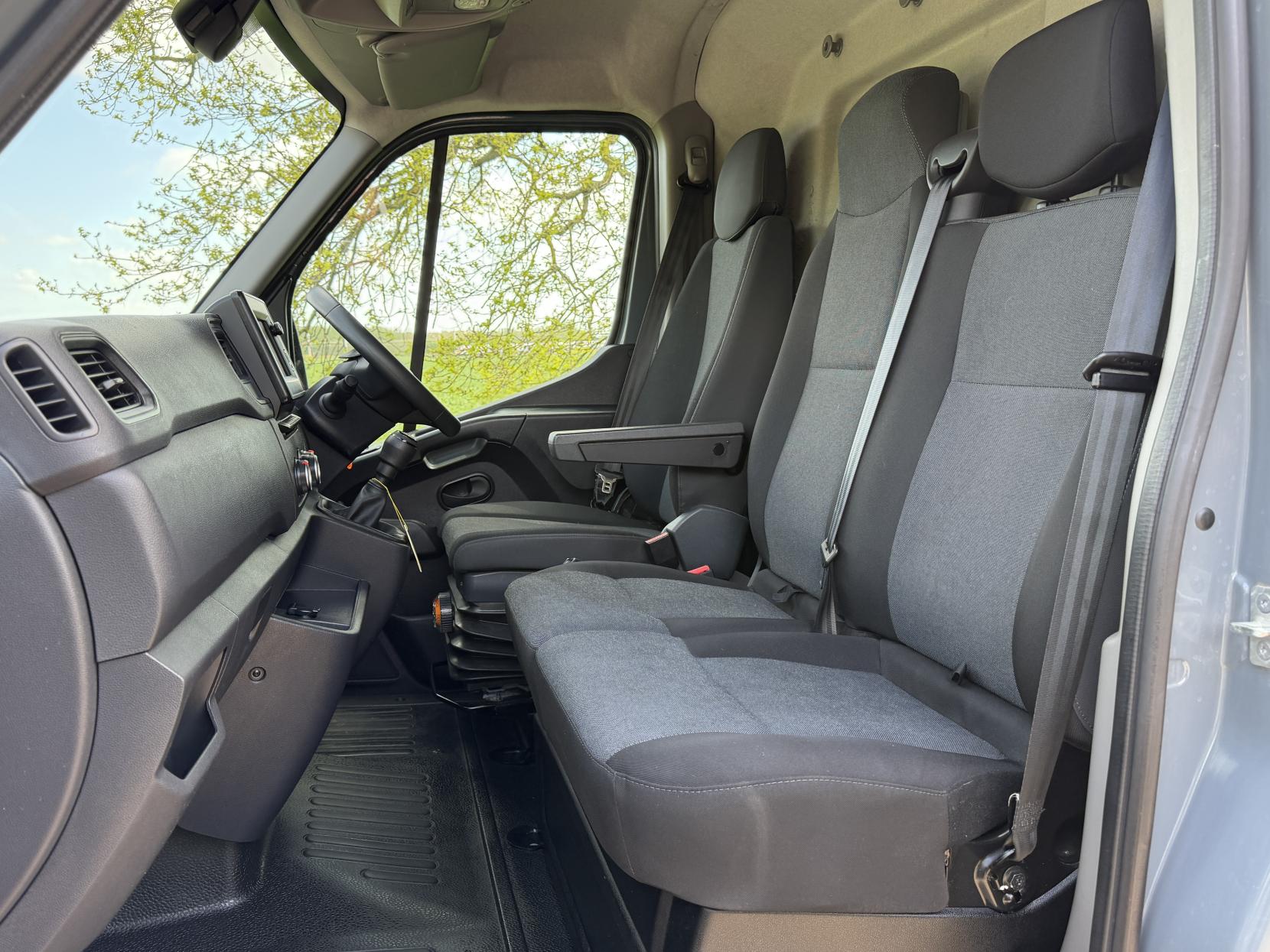 2023 Renault Master 2.3 dCi 35 Business+ Panel Van 4dr Diesel Manual FWD LWB Medium Roof Euro 6 (135 ps) - Thumbnail 12