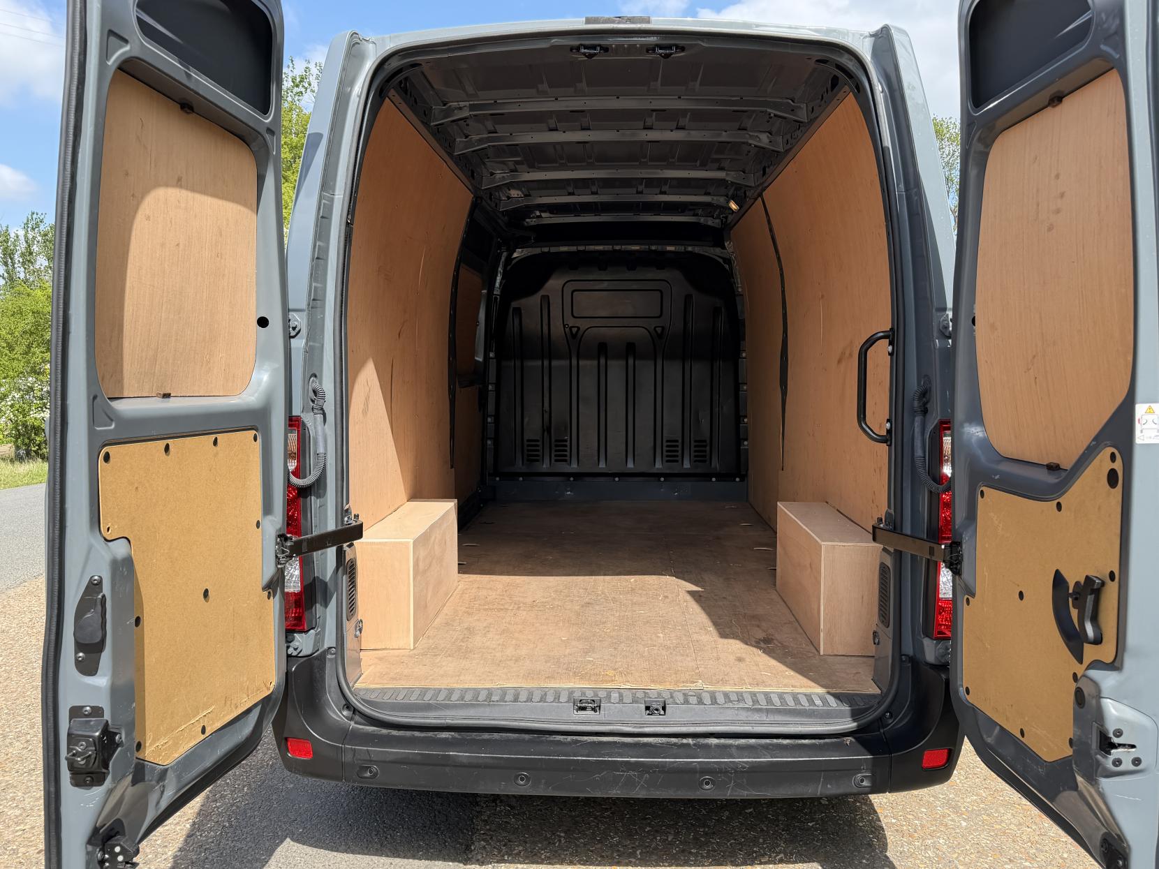 2023 Renault Master 2.3 dCi 35 Business+ Panel Van 4dr Diesel Manual FWD LWB Medium Roof Euro 6 (135 ps) - Thumbnail 9