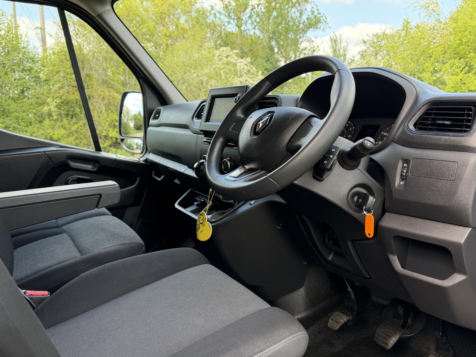 2023 Renault Master 2.3 dCi 35 Business+ Panel Van 4dr Diesel Manual FWD LWB Medium Roof Euro 6 (135 ps) - Thumbnail 16
