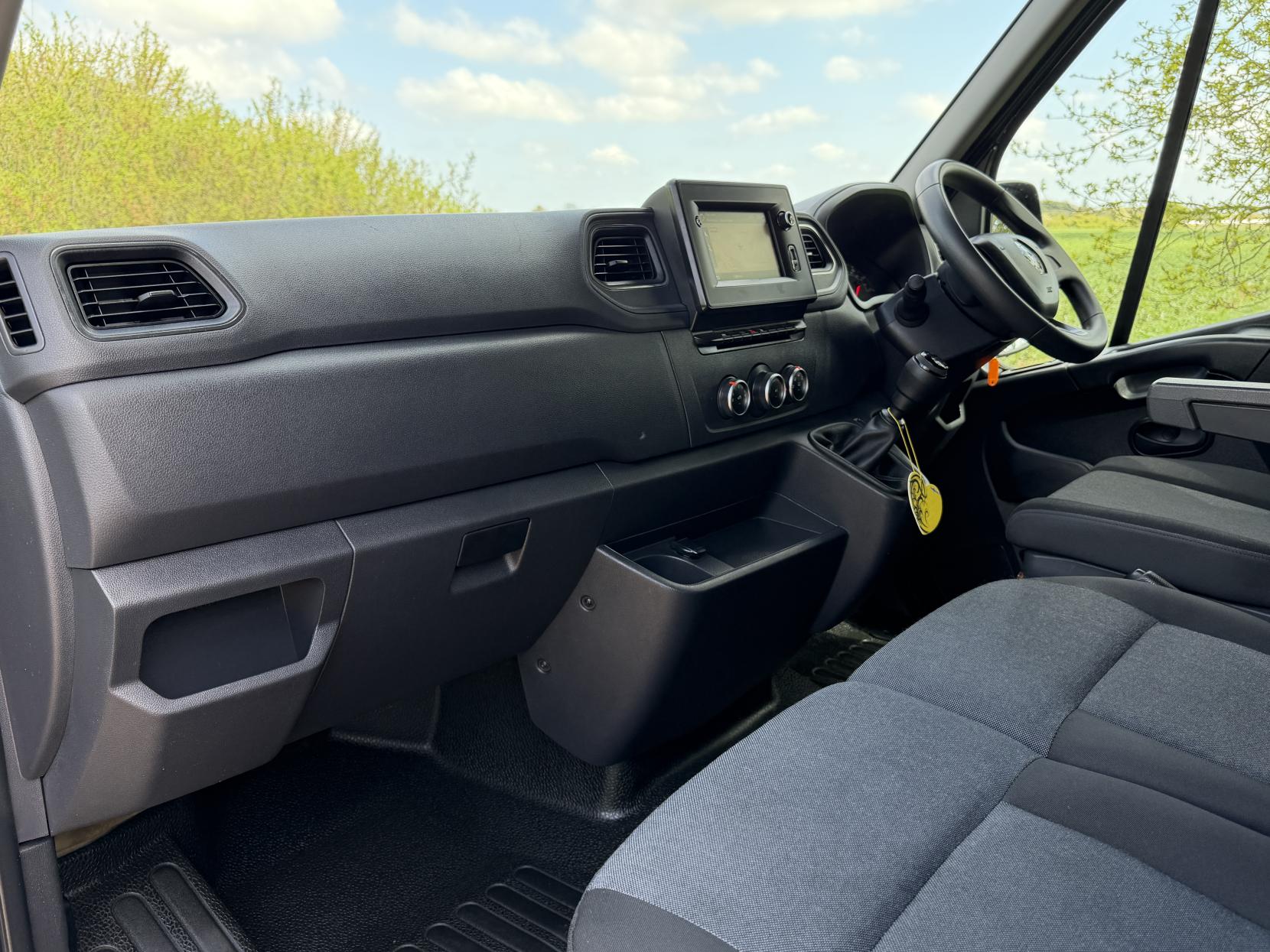 2023 Renault Master 2.3 dCi 35 Business+ Panel Van 4dr Diesel Manual FWD LWB Medium Roof Euro 6 (135 ps) - Thumbnail 13